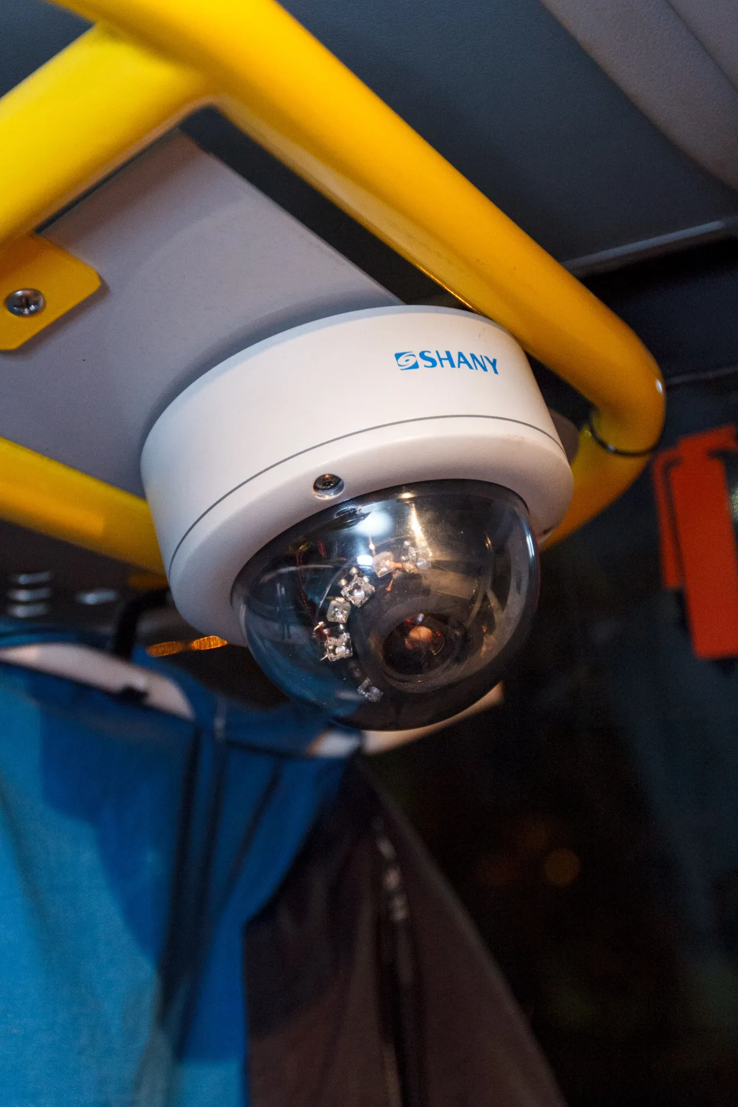 Maanteeameti poolt kohaliku liiniveo bussidesse paigaldatud kaamerad hoiavad muu hulgas bussijuhtide piletimüügil silma peal. Kuigi mõnda bussijuhti kaamerad häirivad, leidub ka neid, kes kaameratele lisagi sooviksid.