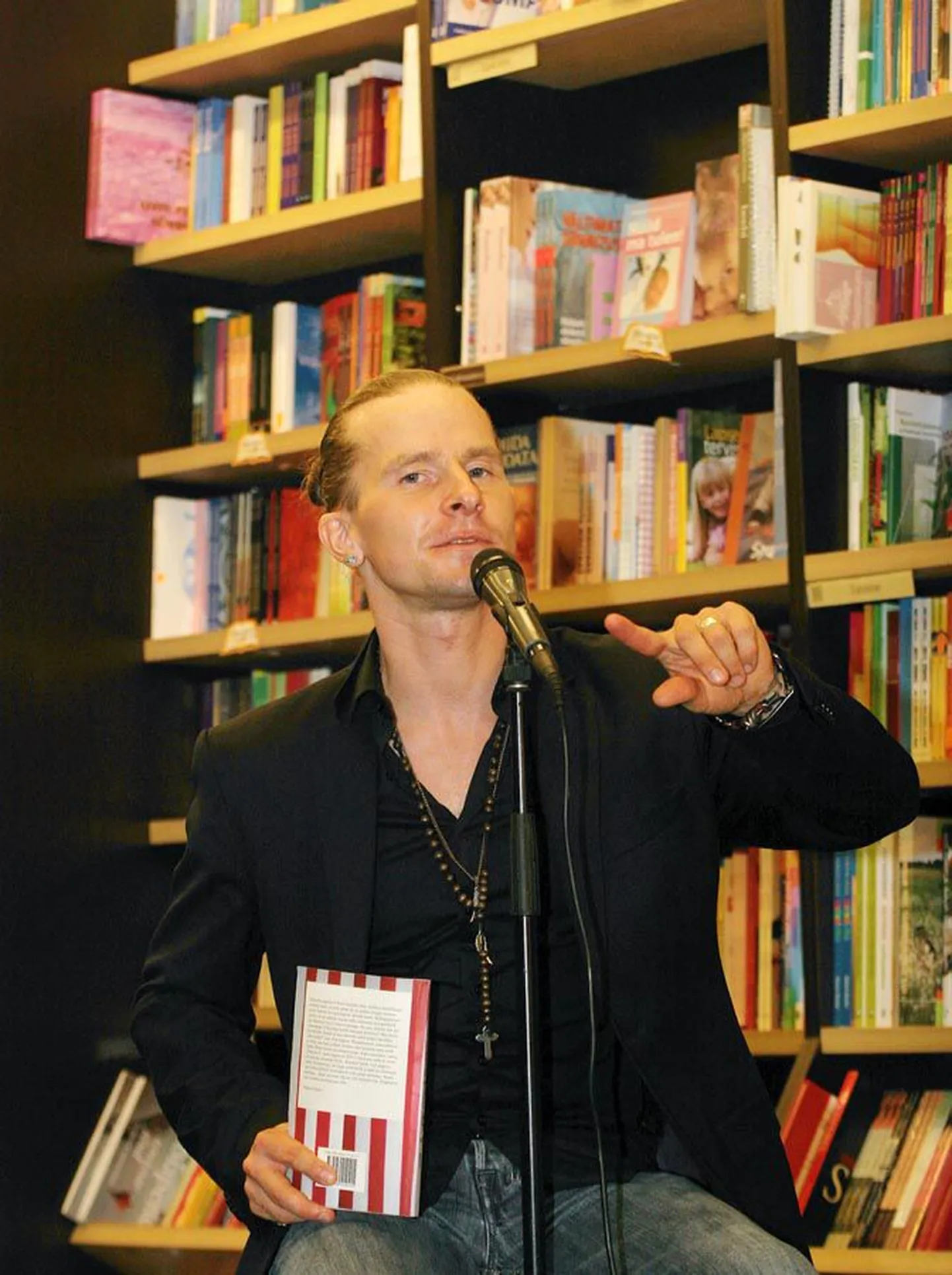Suure-Jaani suurlaada peaesineja on muusik Marek Sadam.