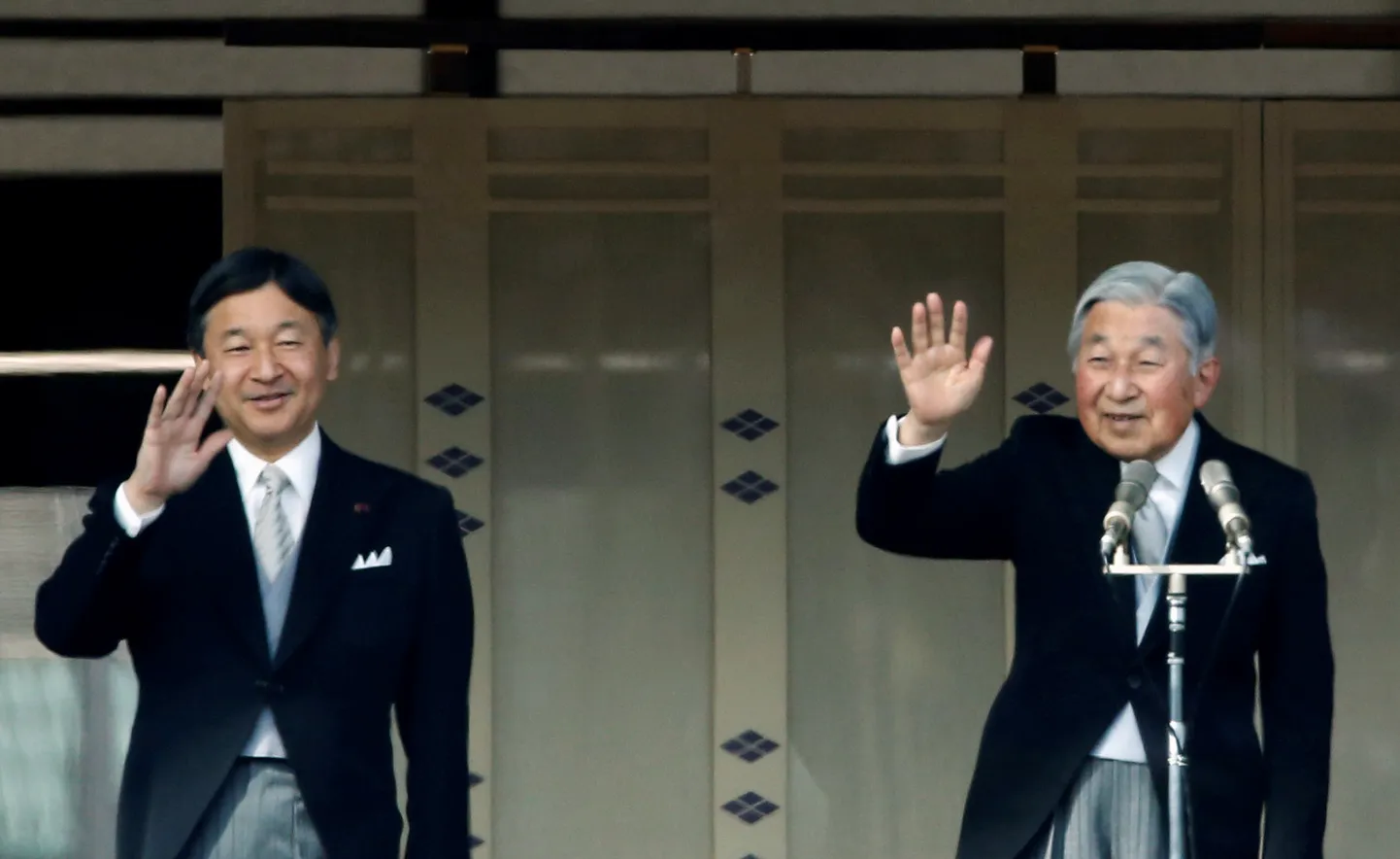 Jaapani kroonprints Naruhito ja keiser Akihito tervitamas uusaastaparaadil osalejaid 2017. aasta jaanuaris.