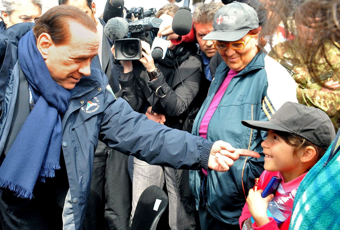 Itaalia peaminister Silvio Berlusconi maavärinapiirkonnas lihavõtteid pidamas.