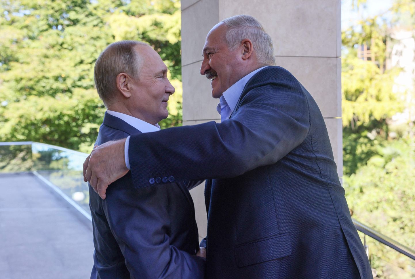 Президент России Владимир Путин в предвкушении объятий Александра Лукашенко после 22 лет совместной работы. Сентябрь 2022 года.