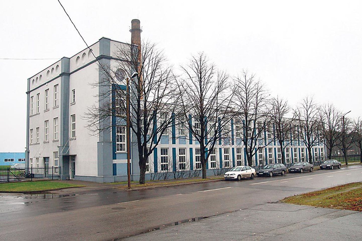 Pärnu ajaloolisest linatööstusest on praeguseks alles suur vabrikukorsten ja pisut teiseilmeline kunagine tootmishoone. Pärnakatele leiba andnud linatöötlemine on ajalugu.