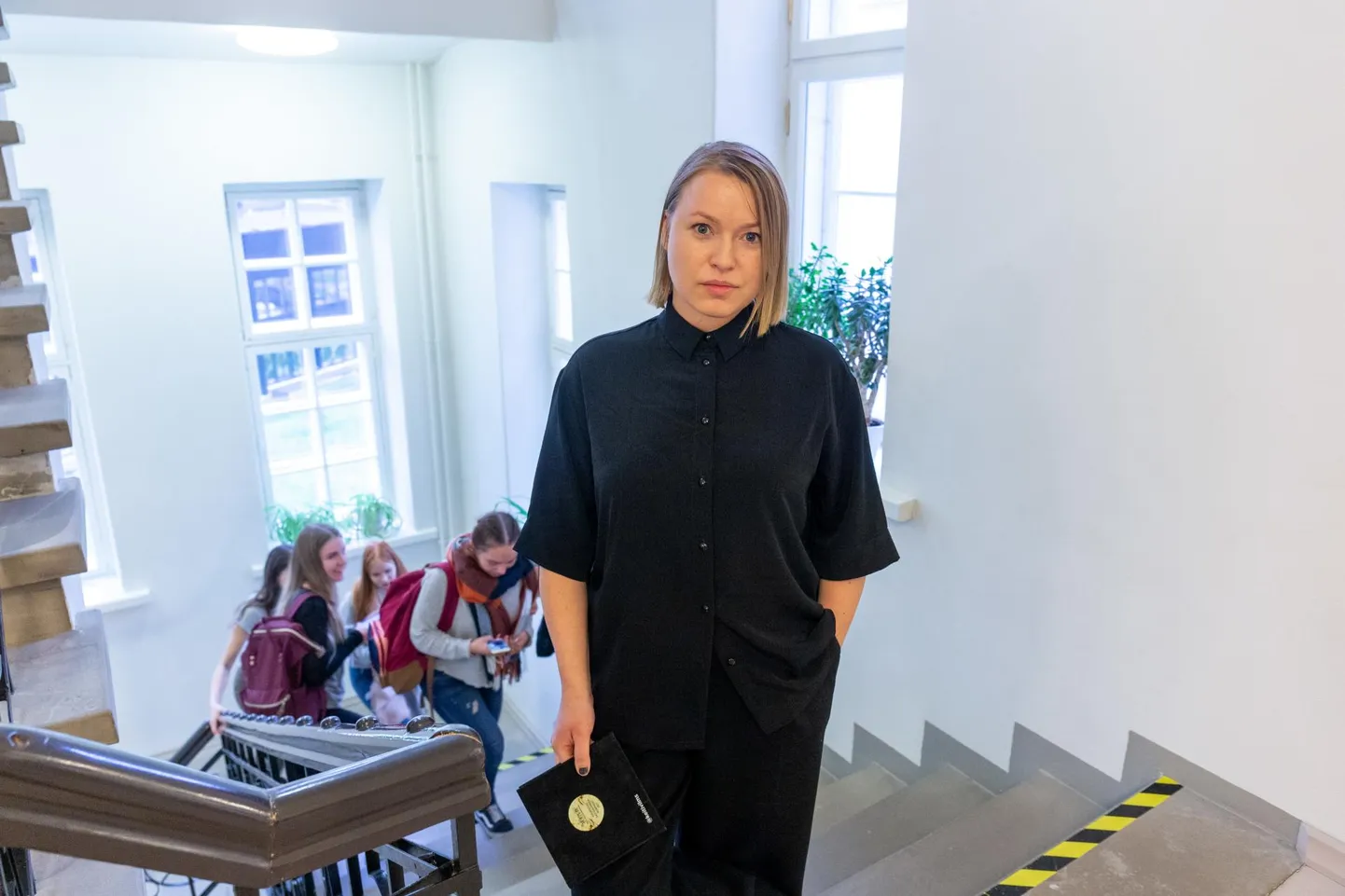 Emakeelehuviline Keiti Vilms kasutab eesti keele ilu näitamiseks sotsiaalmeediat. Pilt on tehtud täna enne kirjanduspäeva algust Viljandi gümnaasiumis.