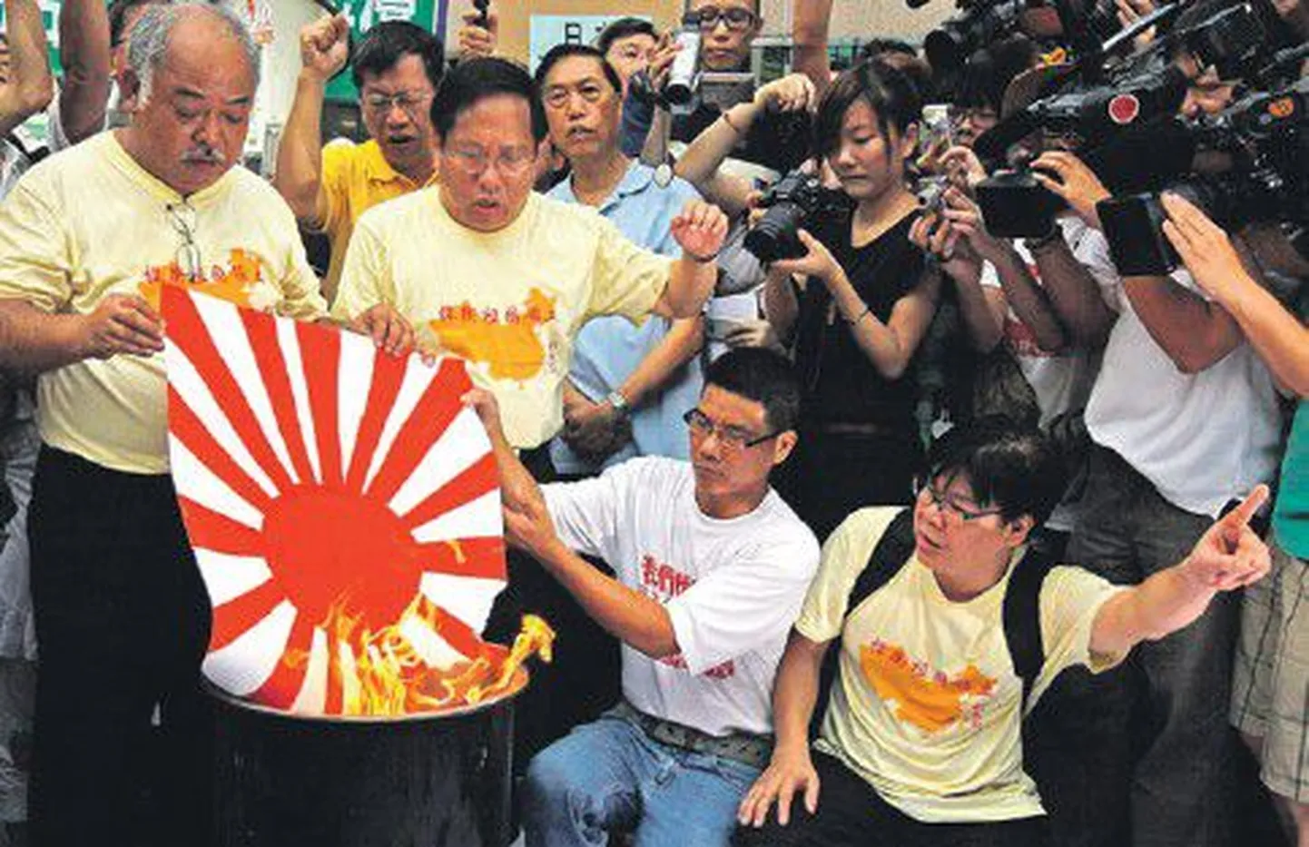 Во многих уголках Китая прошли антияпонские выступления, во время которых жгли японские флаги времен войны.