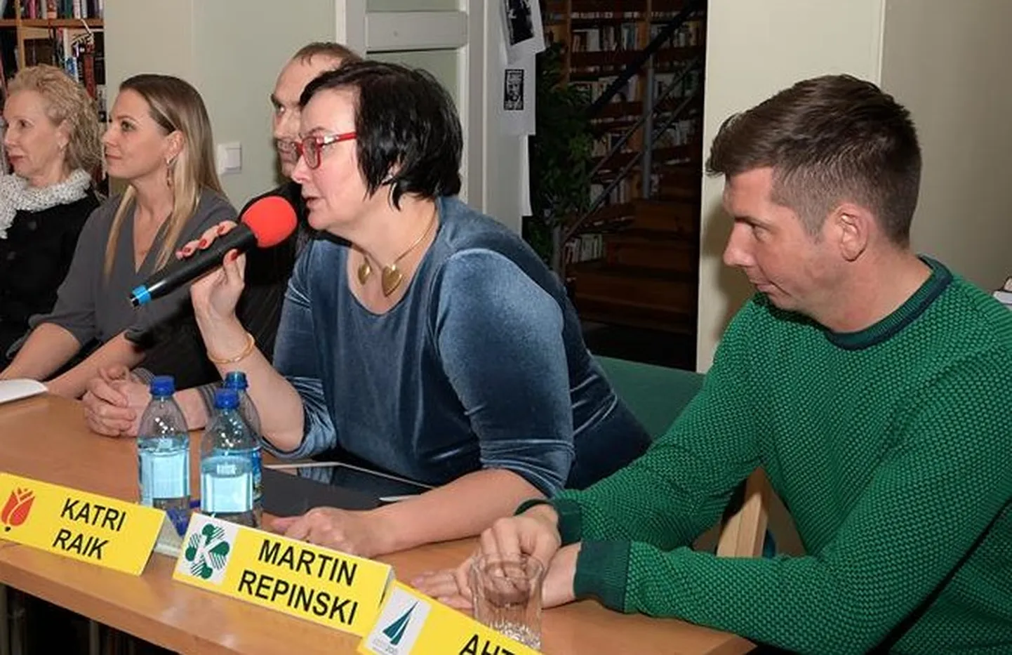Kevadel tekkis Martin Repinskil (paremal) ja Katri Raigil (Repinski kõrval) lahkheli väidete pärast rahaeraldusest MTÜ-le Jõhvi Noorteparlament, mis päädis Jõhvi valla poolt hagi esitamisega kohtusse. Nüüd võib juhtuda, et vald loobub kohtuvaidlusest ning püütakse jõuda kokkuleppele.