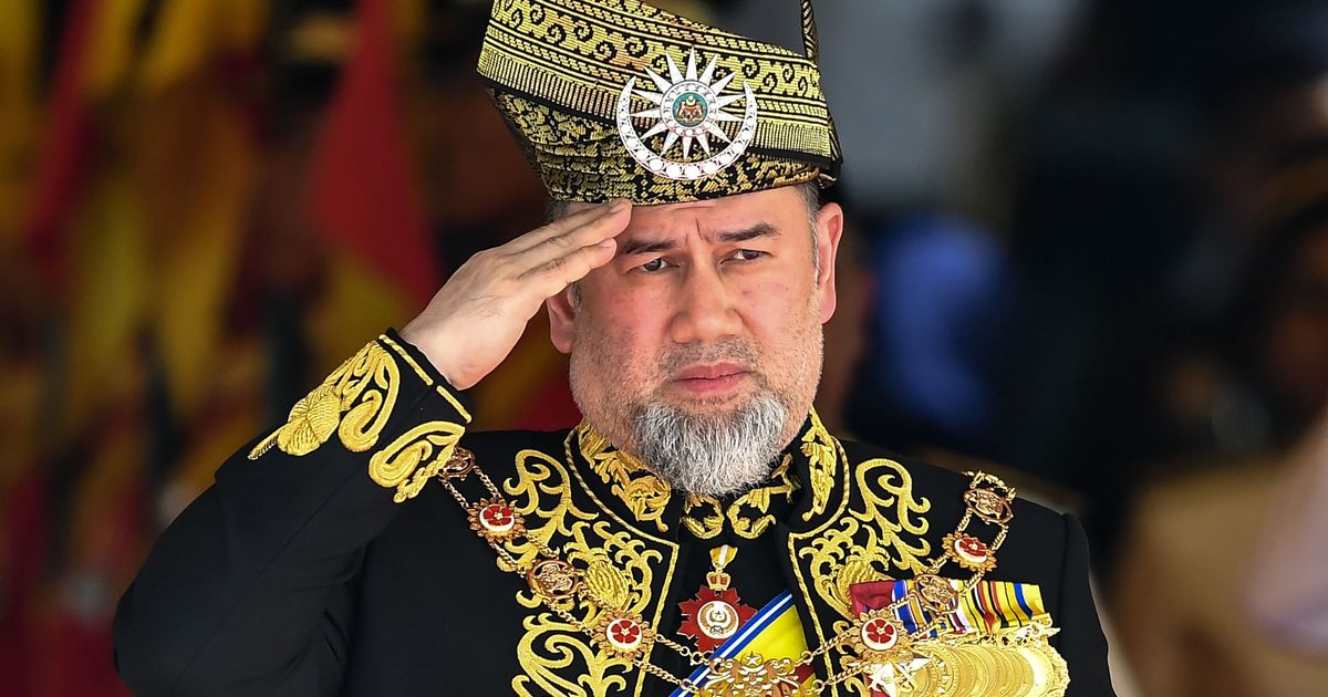 Женившийся на "Мисс Москва" король отрекся от престола