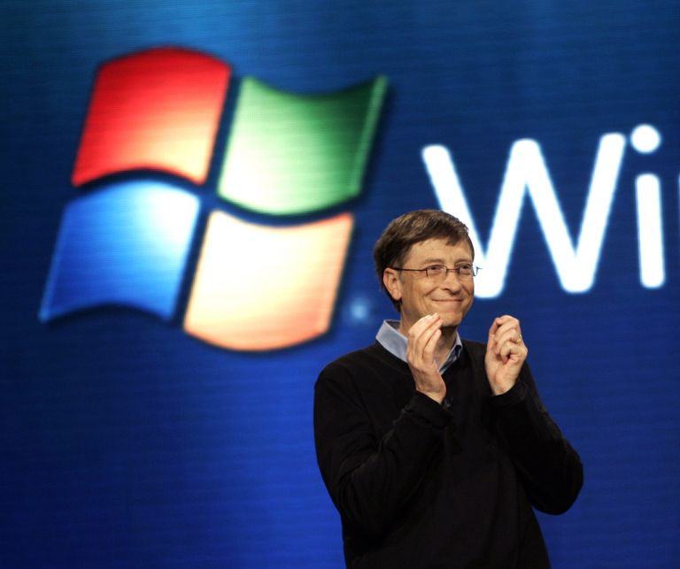 Билл Гейтс на фоне логотипа Windows.
