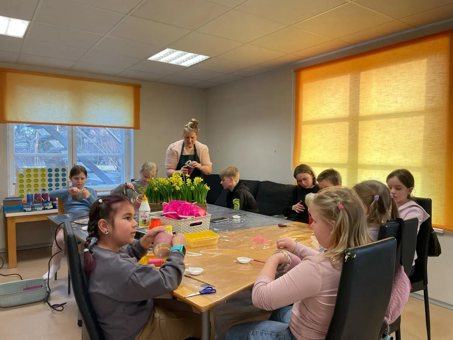 Niidirullidega toimetamine Tapa Lastekaitse Ühingus. Lapsi juhendab Angela Pilt.