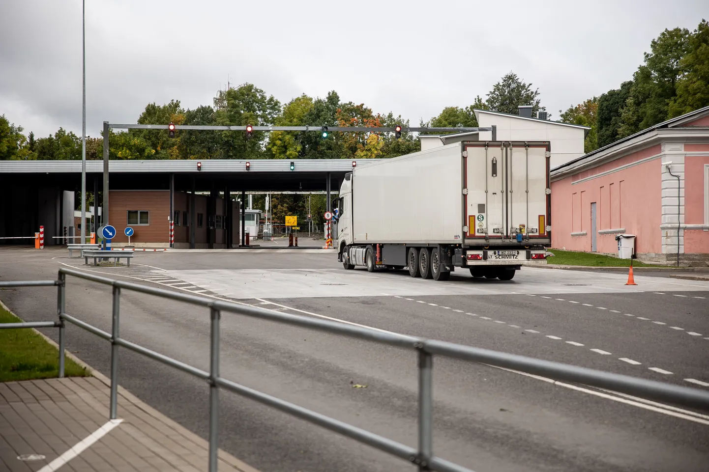 Narva piiripunkt. Esimene päev, kui hakkasid kehtima piirangud
