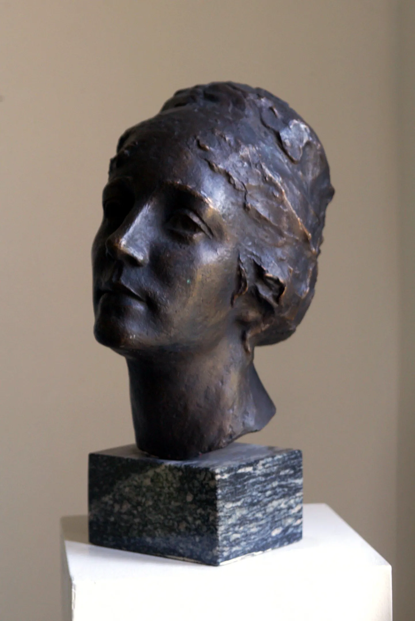 Marie Underi portreebüst
