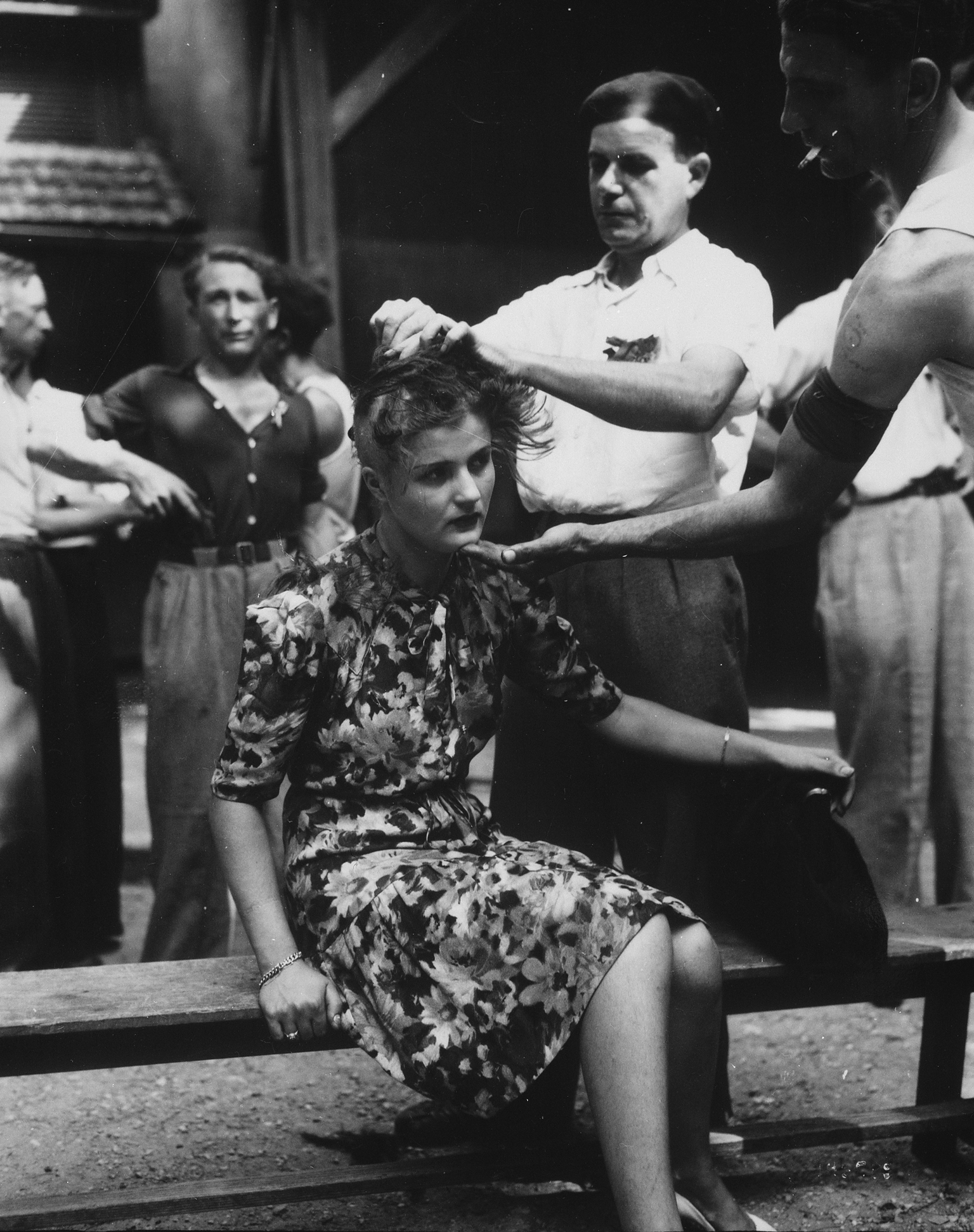 Niinimetatud horisontaalses kollaboratsioonis süüdistatud naise pea kiilaks ajamine Prantsusmaal 29. augustil 1944.