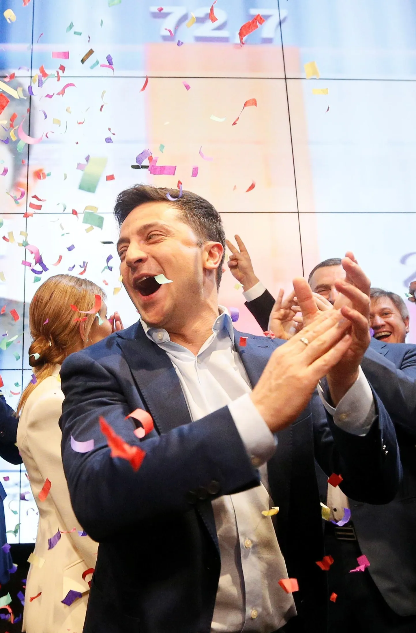 Ülekaalukalt Ukraina presidendiks valitud Volodõmõr Zelenskõi rõõmustamas oma toetajate keskel eile õhtul pärast lävepakuküsitluste tulemuste avaldamist.