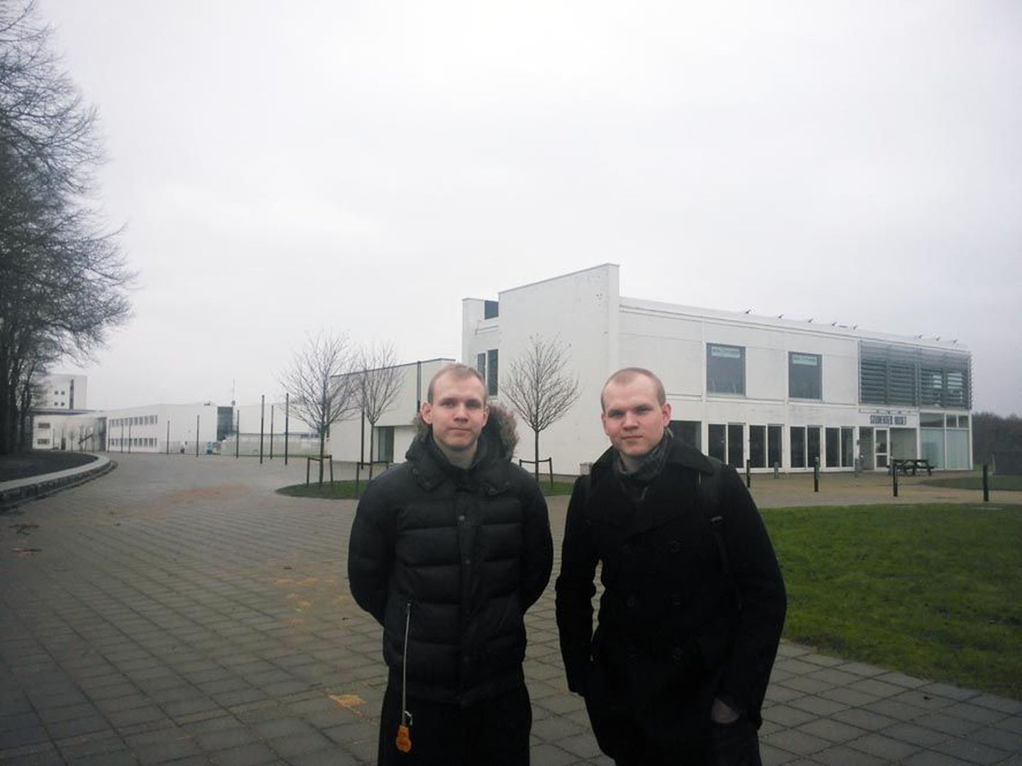 Järvamaa parima õpilasfirma Lusmägi kaksikvendadest omanikud Rainer (paremal) ja Ragnar Lusmägi õpivad Taanis AU Herning ülikoolis rahvusvahelist ärikorraldust ning naudivad sealset üliõpilaselu.