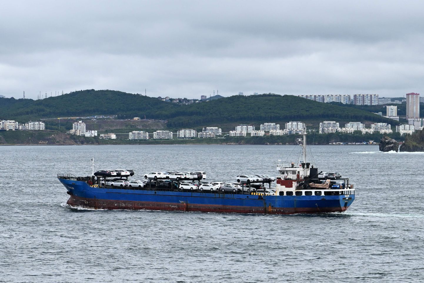 Pildil on kasutatud Jaapani autosid vedav laev Peeter Suure lahes Vladivostoki linna lähedal.