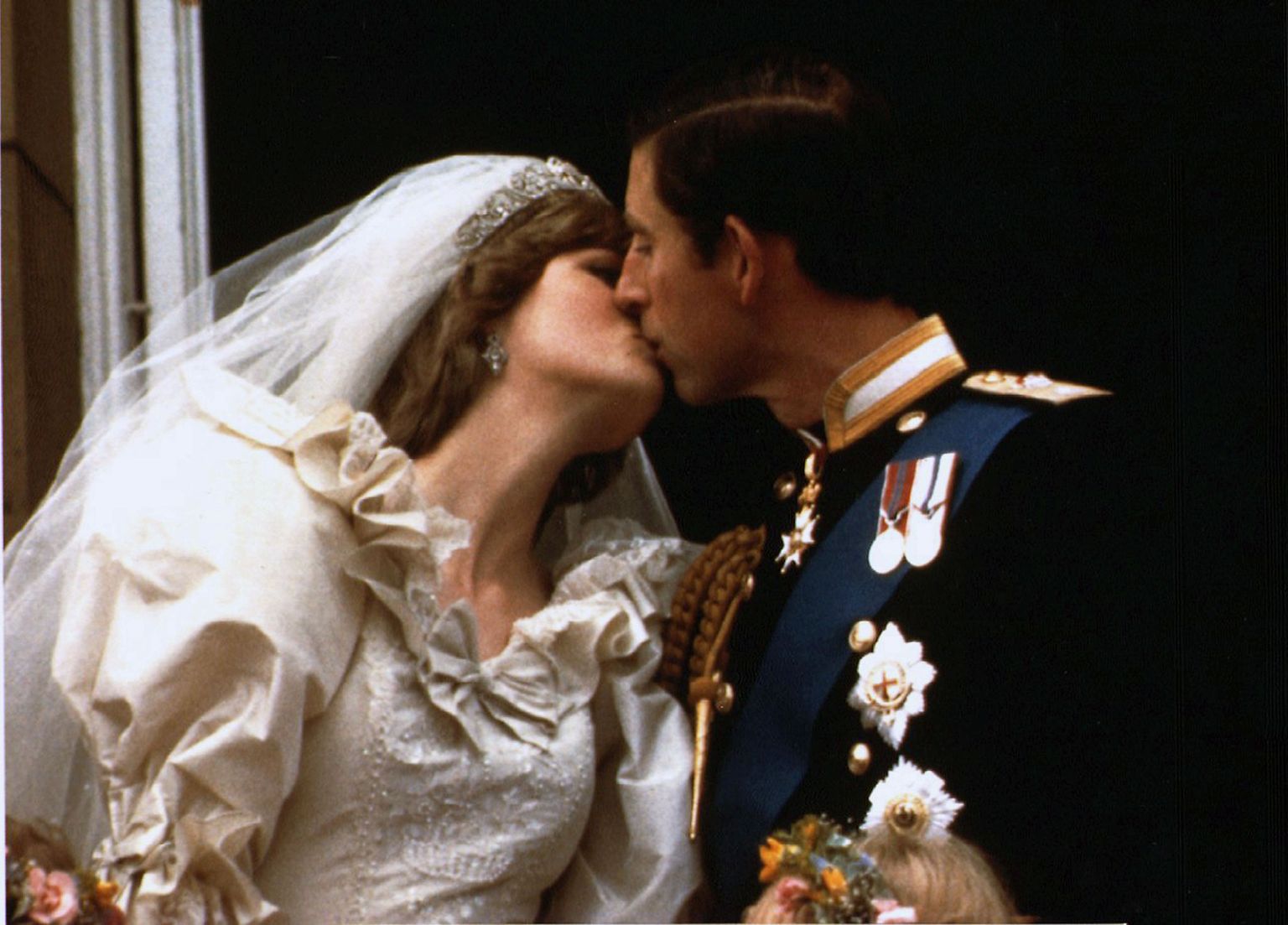 Prints Charles ja printsess Diana suudlemas 29. juulil 1981 oma pulmapäeval Londonis Buckinghami palee rõdul