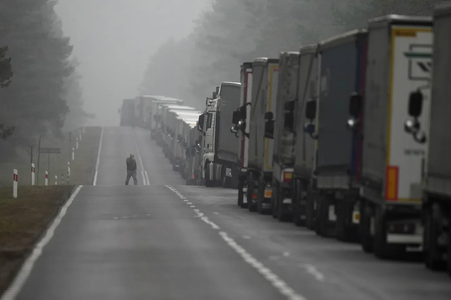 Очередь из грузовиков в нескольких километрах от польско-белорусской границы.