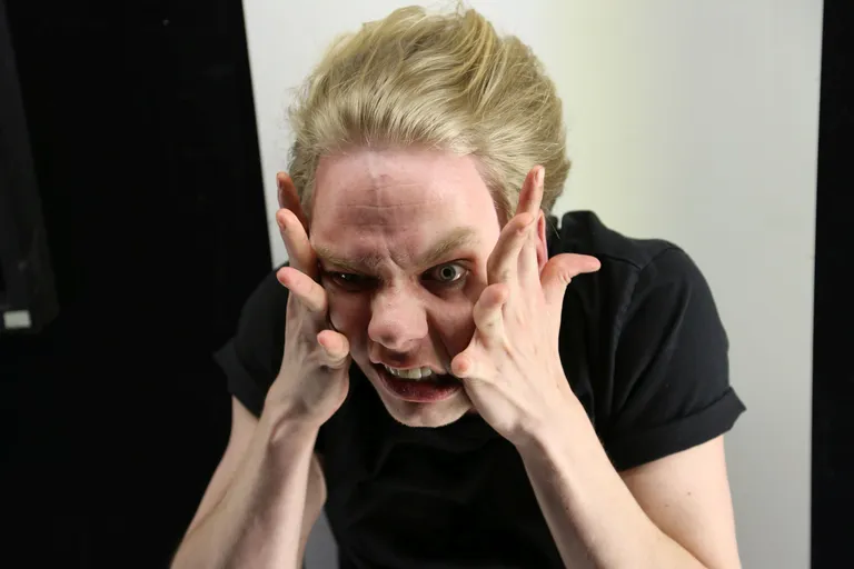 Nick Bottomit mängiv Jörgen Liik lavastuse «Pööriöö uni» proovis. Foto: