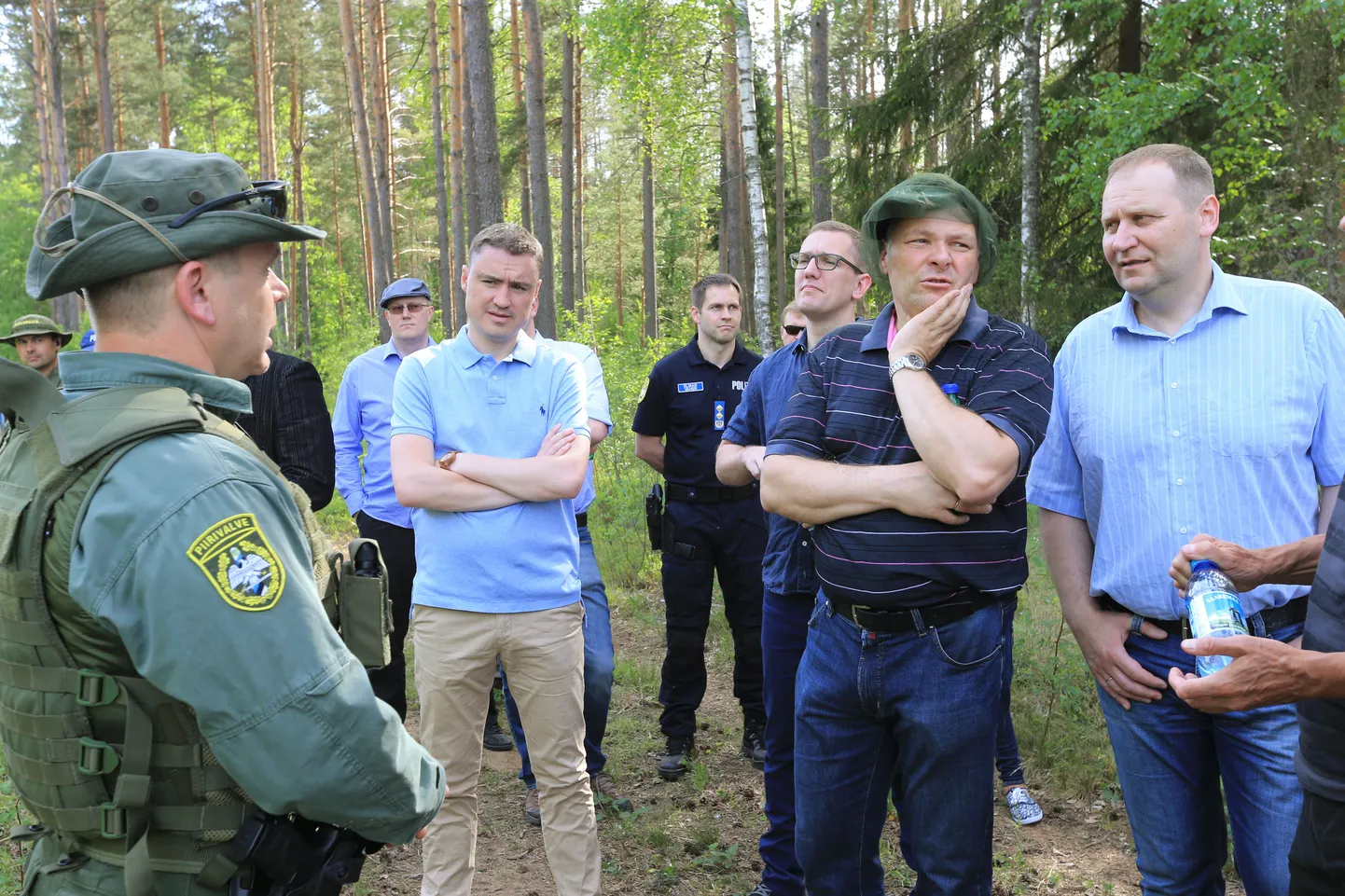Ministrid käisid metsas piiri vaatamas. Esiplaanil peaminister Taavi Rõivas, majandus- ja taristuminister Kristen Michal, keskkonnaminister Marko Pomerants ning maaeluminister Urmas Kruuse, tagaplaanil valitsusjuhist vasakul riigisekretär Heiki Loot ning politsei- ja piirivalvejuht Elmar Vaher.