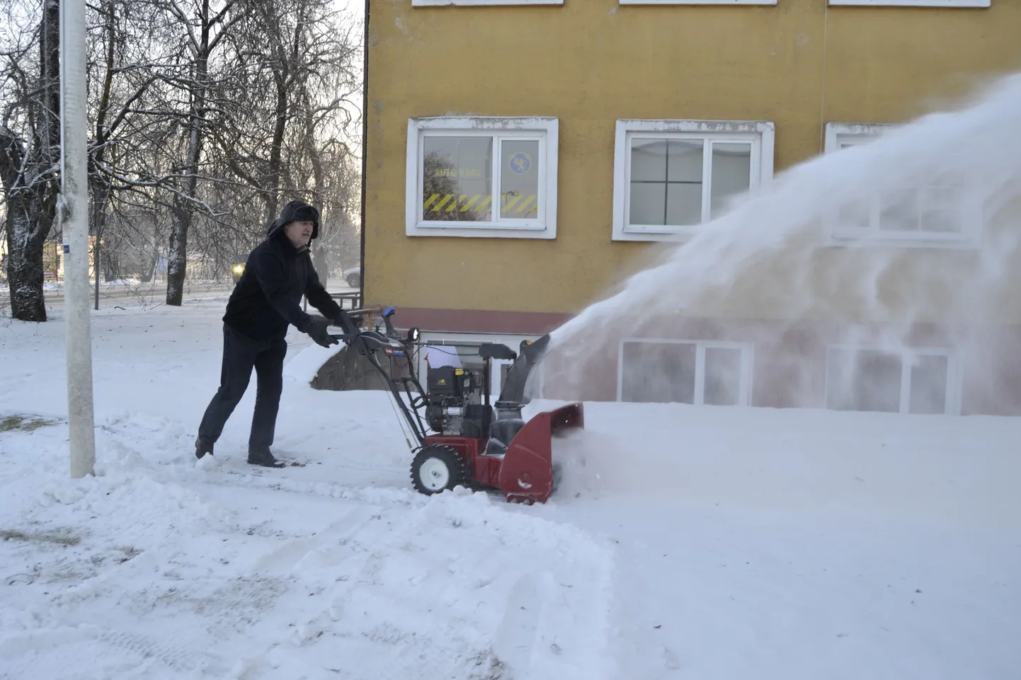 Estem Tehnikakaupade juht Üllar Kõiv kinnitab, et lumepuhuri käsitsemisega saab hakkama igaüks, kuid enne ostmist tasuks sellega ikkagi „proovisõitu” teha, et omale sobivaim mudel soetada.