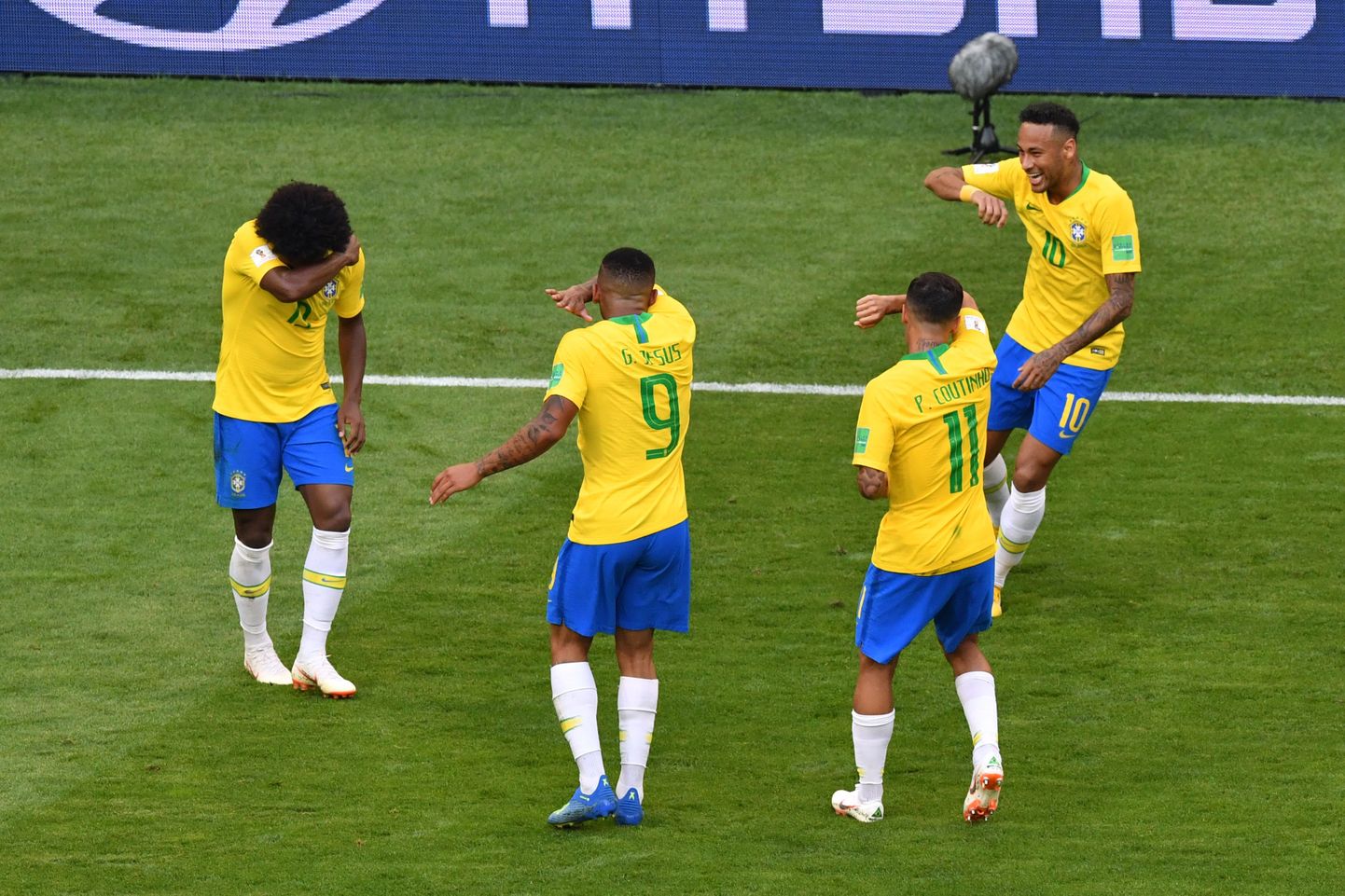 Neymar ja tema meeskonnakaaslased tähistamas väravat inspireeritult sõjamängust.