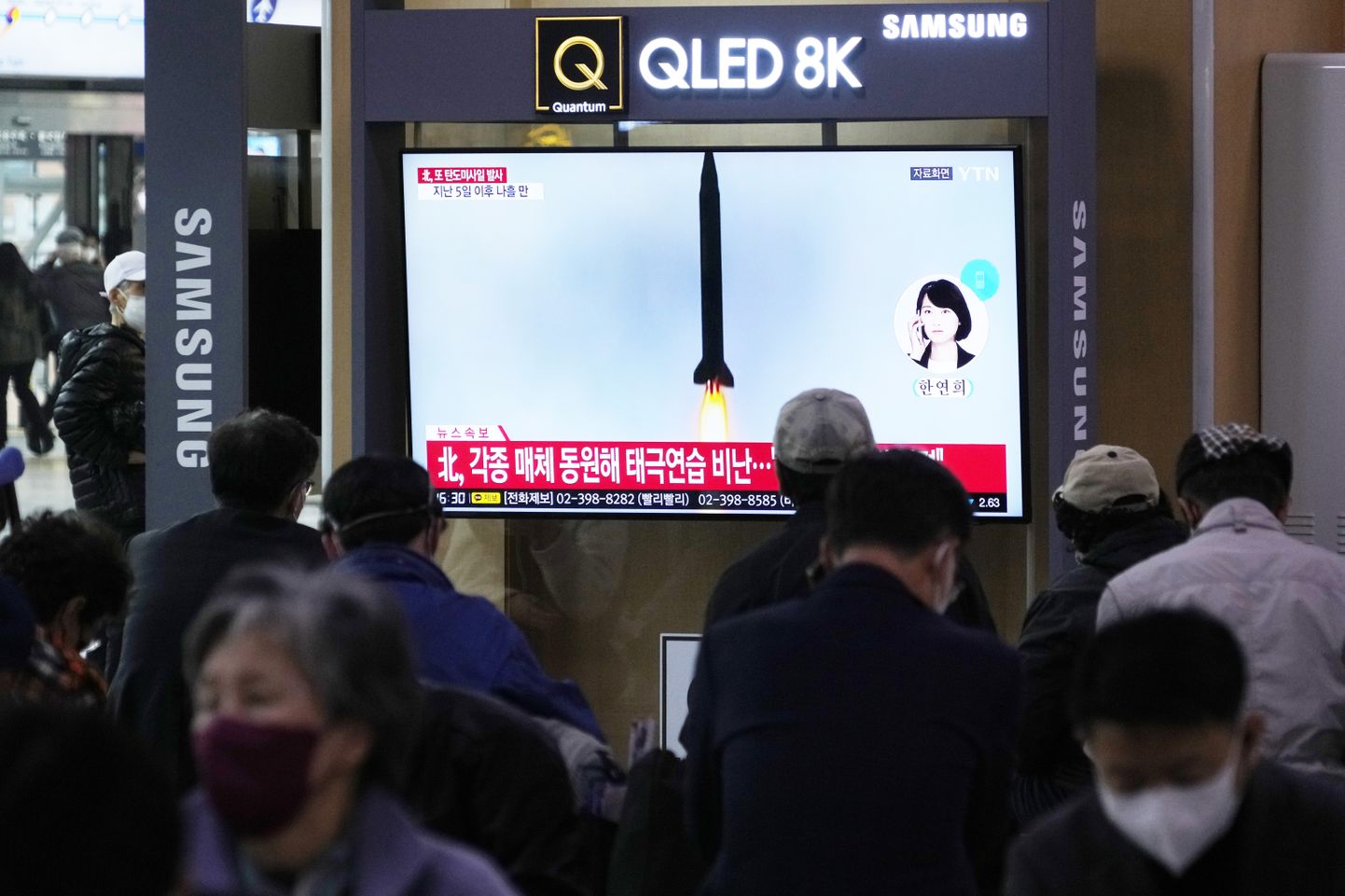Inimesed jälgimas Souli pearaudteejaamas teleuudist Põhja-Korea uuest raketikatsetusest.