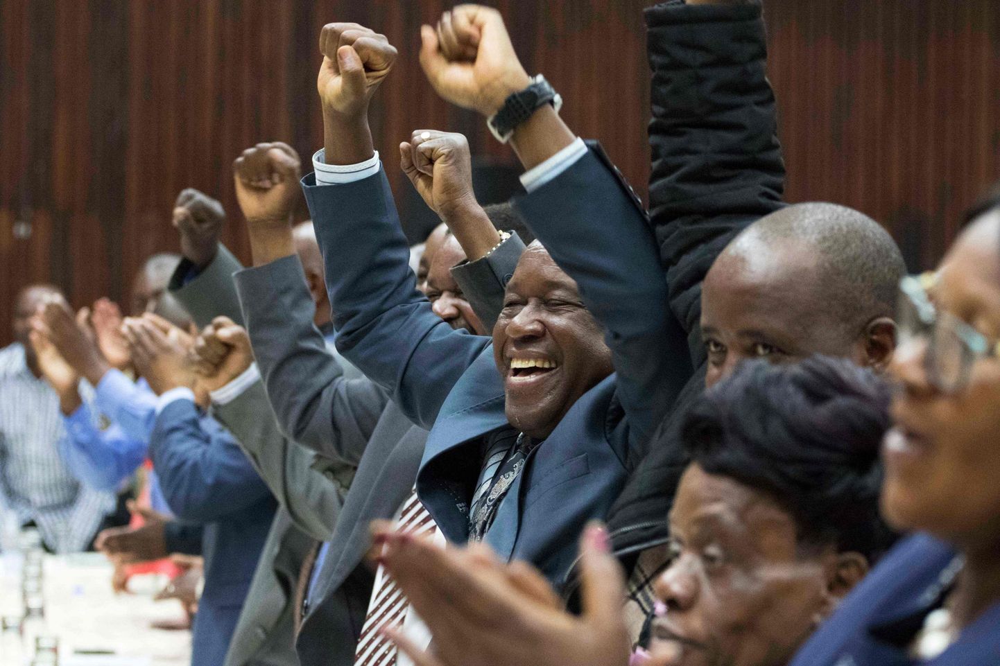 ZANU-PFi liikmed otsuse üle Mugabe selle juhi kohalt tagandada rõõmustamas.