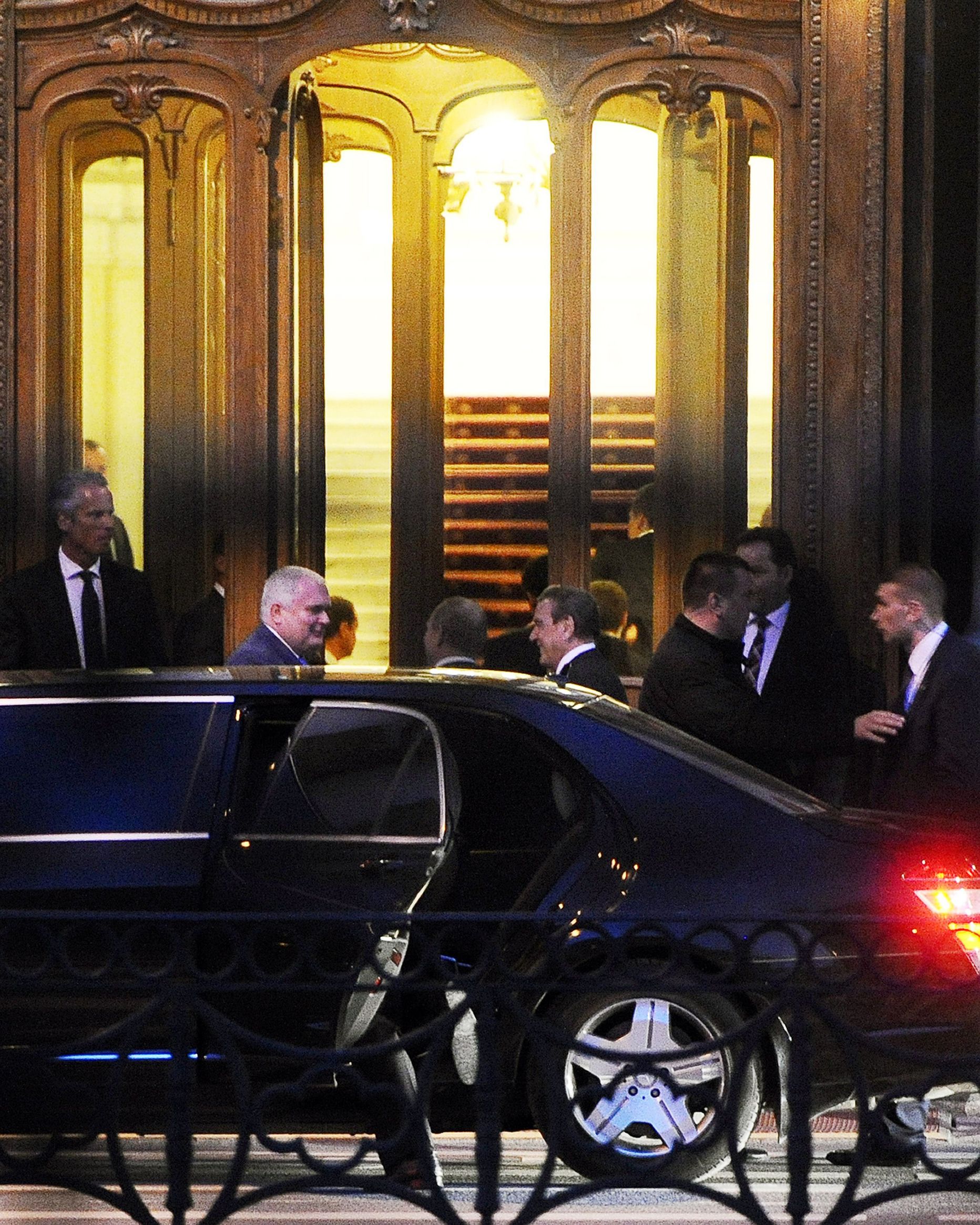 gerhard Schröder ja Vladimir putin kohtusid Peterburis Jussupovi palees. Fotol on Putin kuklaga ja Schöder seisab tema kõrval paremal