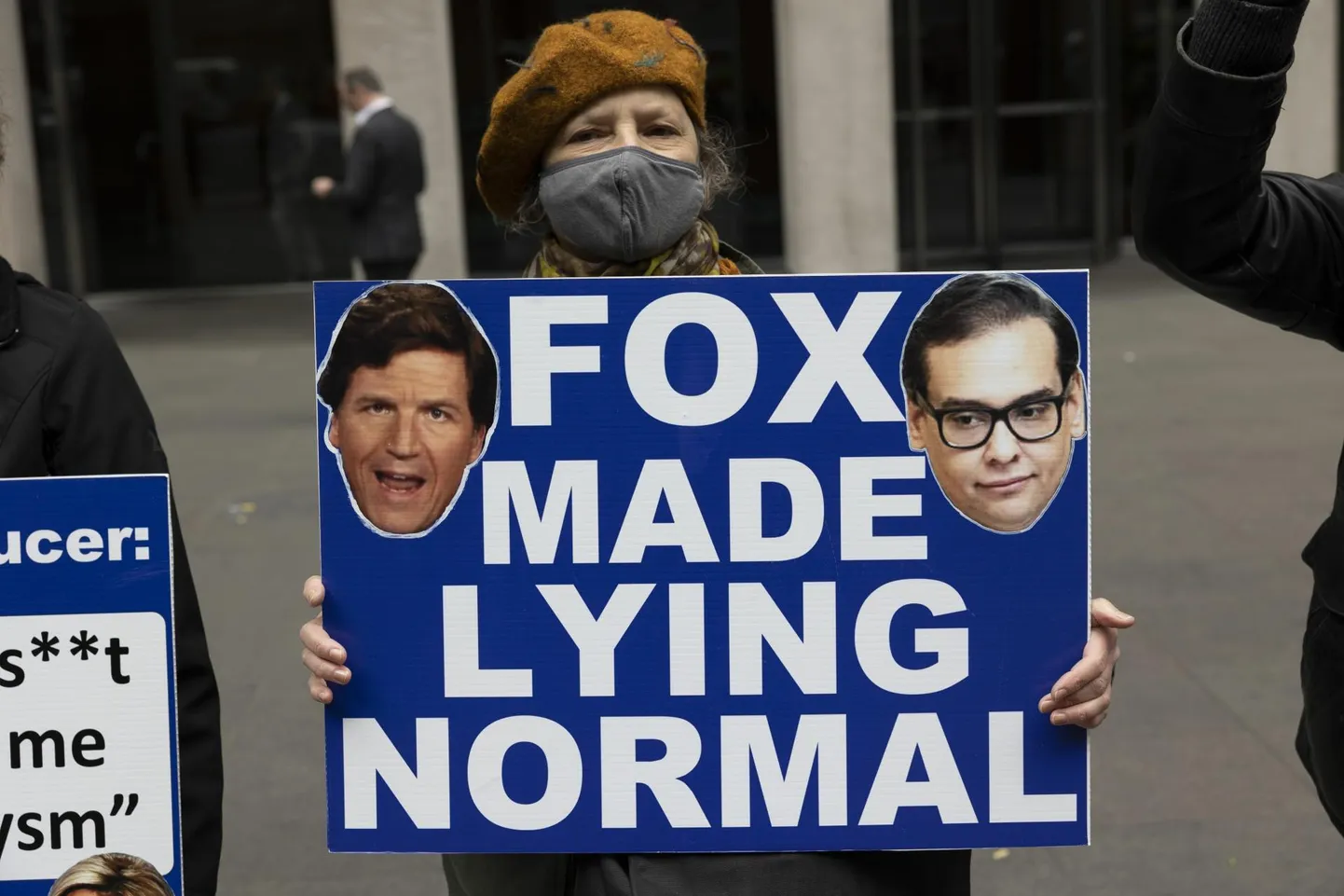 Meeleavaldaja Fox Newsi peakorteri ees. «Fox muutis valetamise normaalseks,» kuulutab sõnum plakatil.