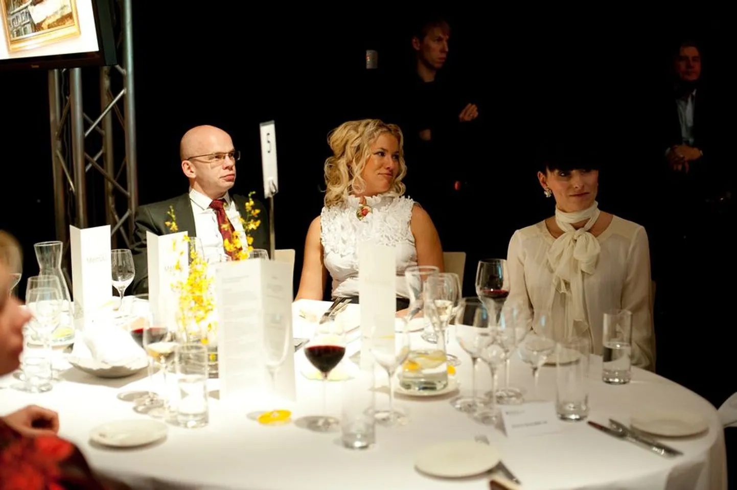 Eesti Aasta Ettevõtja 2011 ning Elutööpreemia laureaadi väljakuulutamine Swissôtel Tallinn banketisaaliis 03.11.11
Endine õiguskantsler, praegune advokaadibüroo Sorainen vandeadvokaat Allar Jõks ilmus seltskonda blondi kaunitari Heidi Viluga