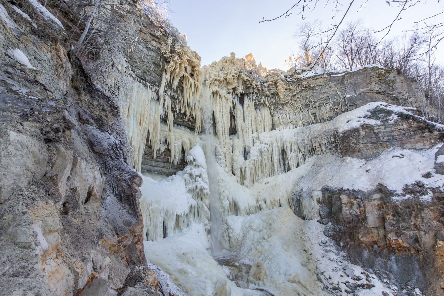 Водопад Валасте в Ида-Вирумаа за два дня до дня рождения Эстонии облачился в праздничное ледяное одеяние.