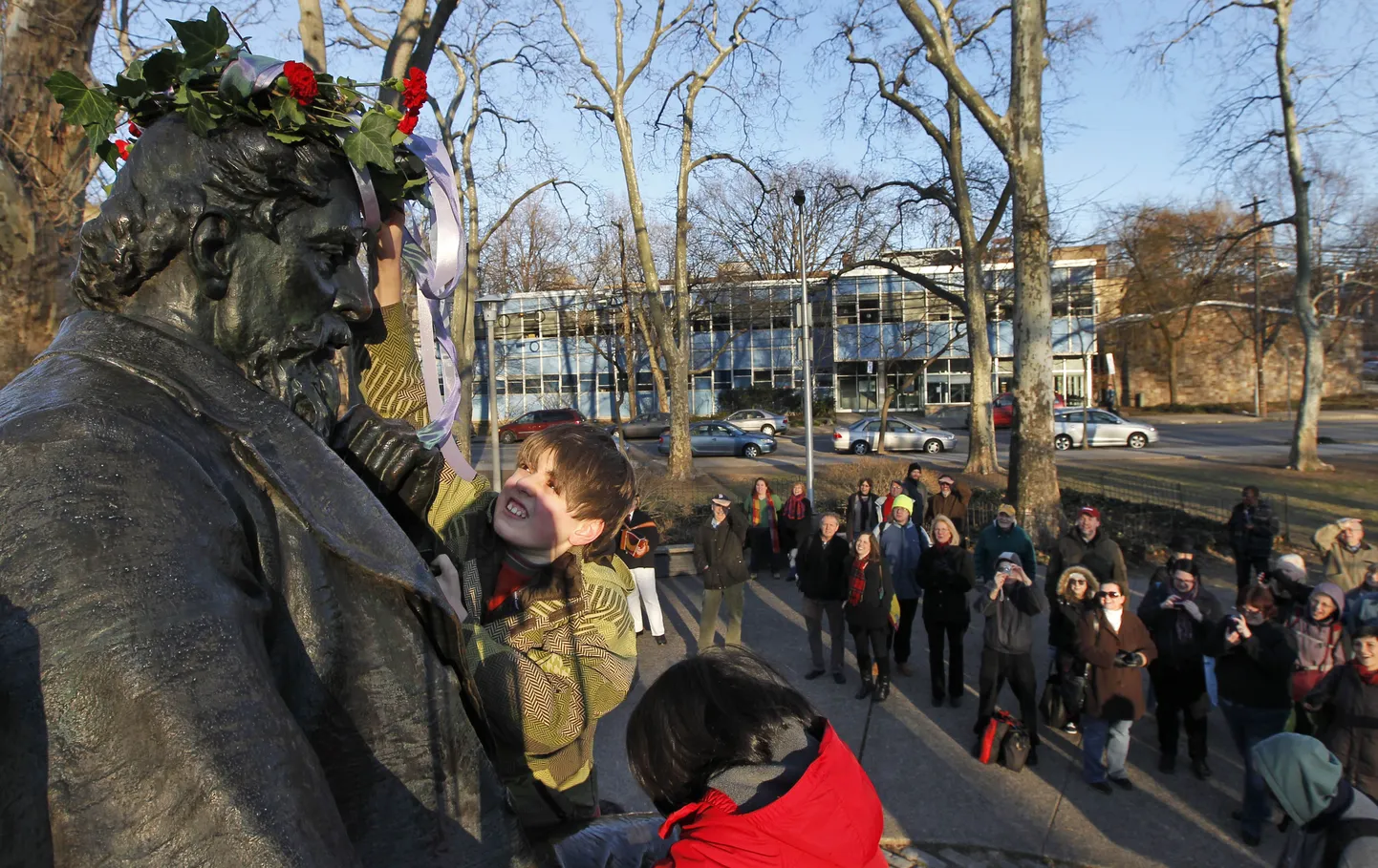 Charles Dickensi 200. sünniaastapäeva tähistamine. Väikesed lugejad kaunistamas kirjaniku monumenti Philadelphias.