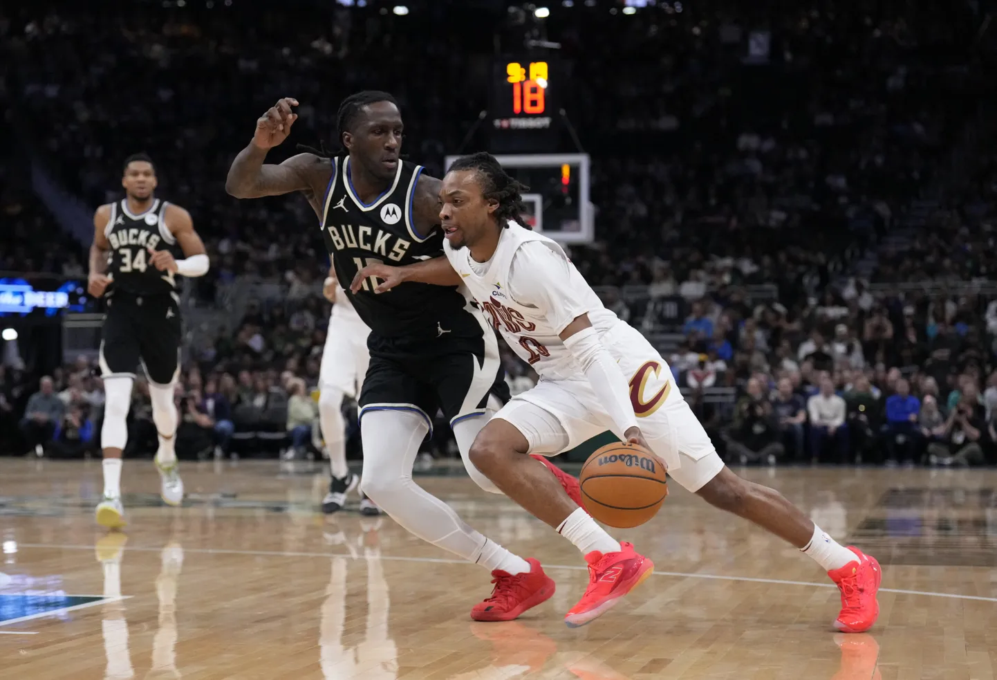 NBA spēlētājs Dariuss Garlends (ar bumbu)