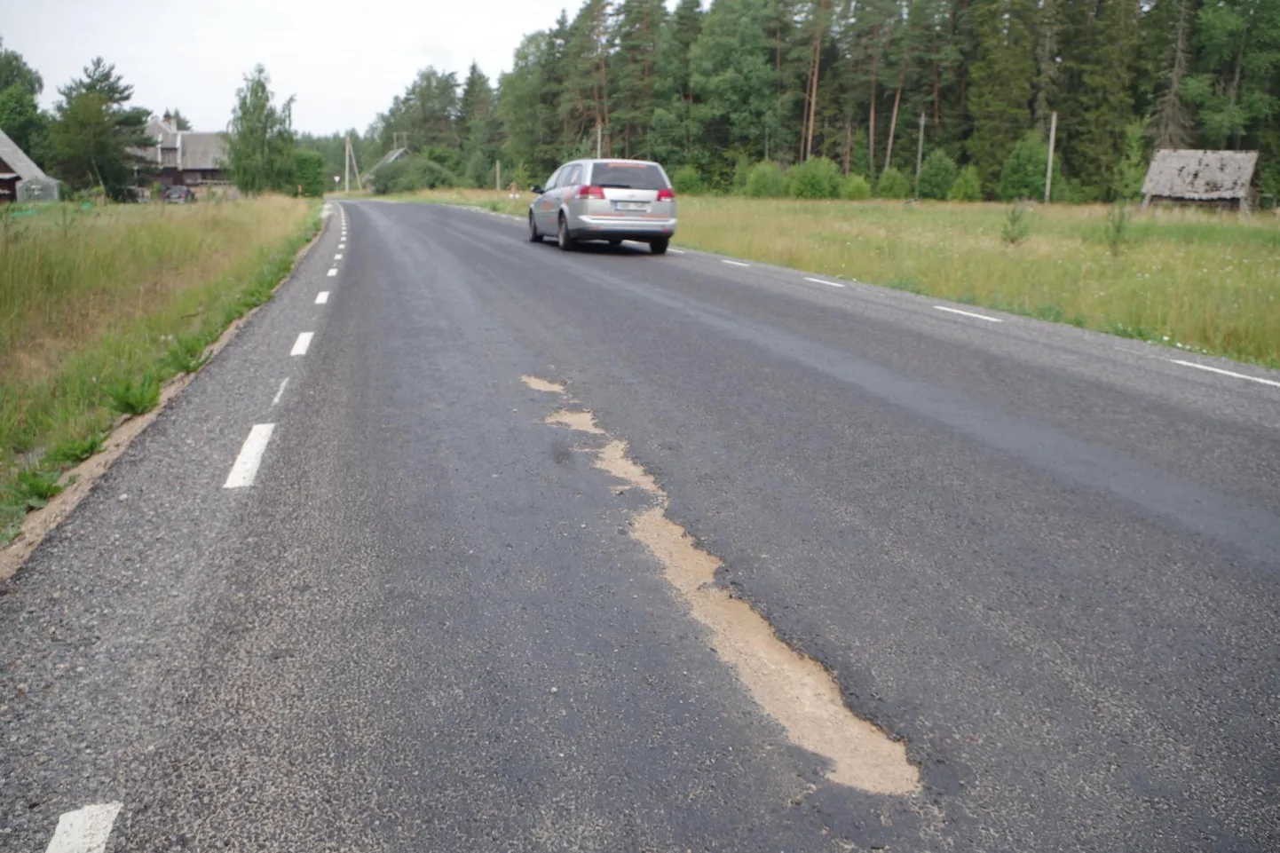 Kõvakatte saanud Erastvere–Sillaotsa teelõigul pidas värske kuub vastu vaid mõne päeva.
