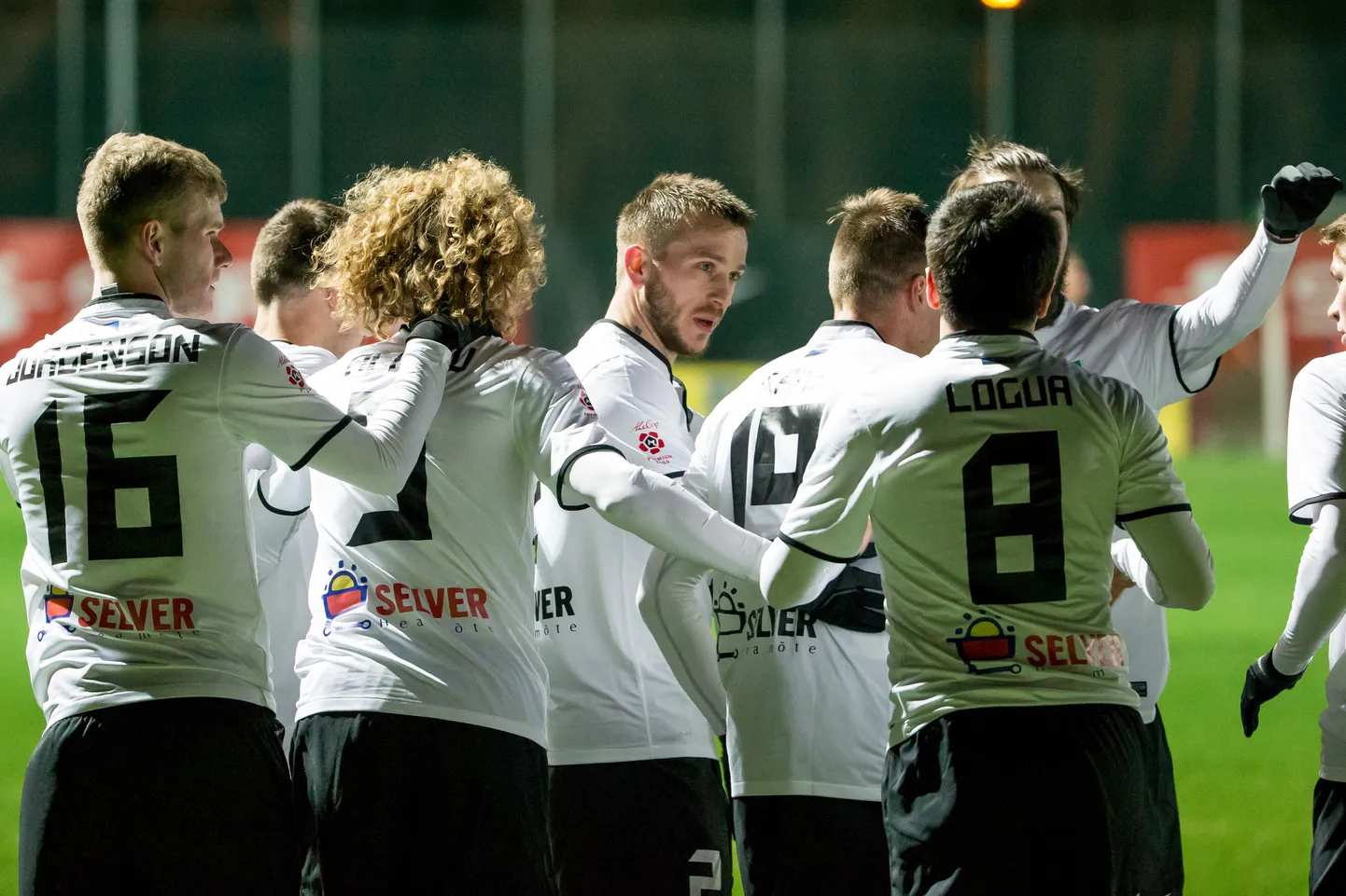 Enar Jääger (keskel) on FC Floras tegutsenud sel hooajal keskkaitsjana ja Magnus Pehrsson näeb Jäägerit samal positsioonil ka koondises.