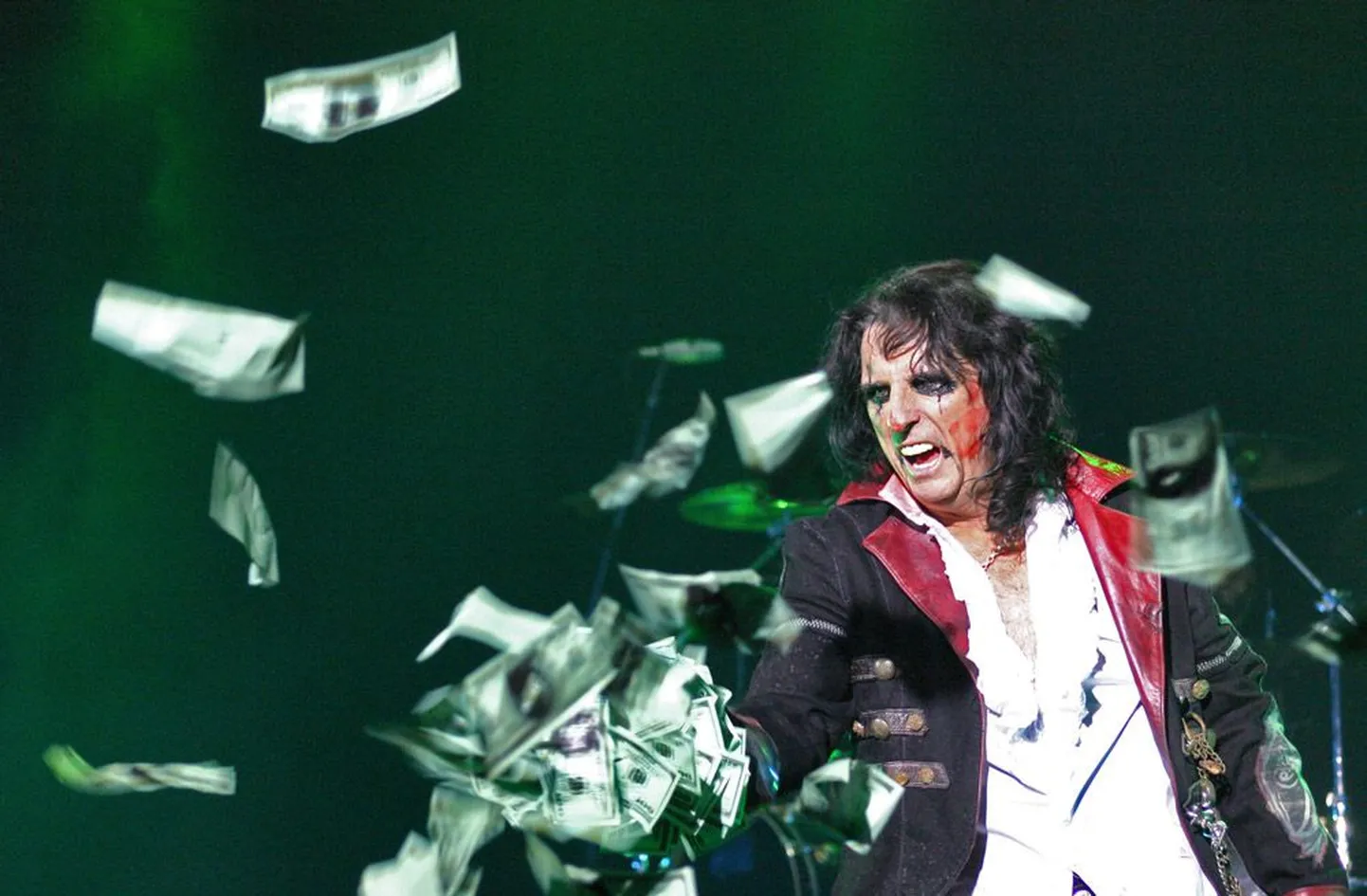 Venemaa-kontserdi ajal viskas Alice Cooper publiku hulka kotitäie sajadollarilisi.