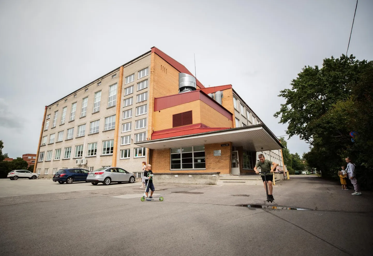 Eestikeelsele õppele üleminekut seirati muuhulgas Lilleküla Gümnaasiumi Räägu filiaalis, kus õpivad Ukrainast pärit õpilased.