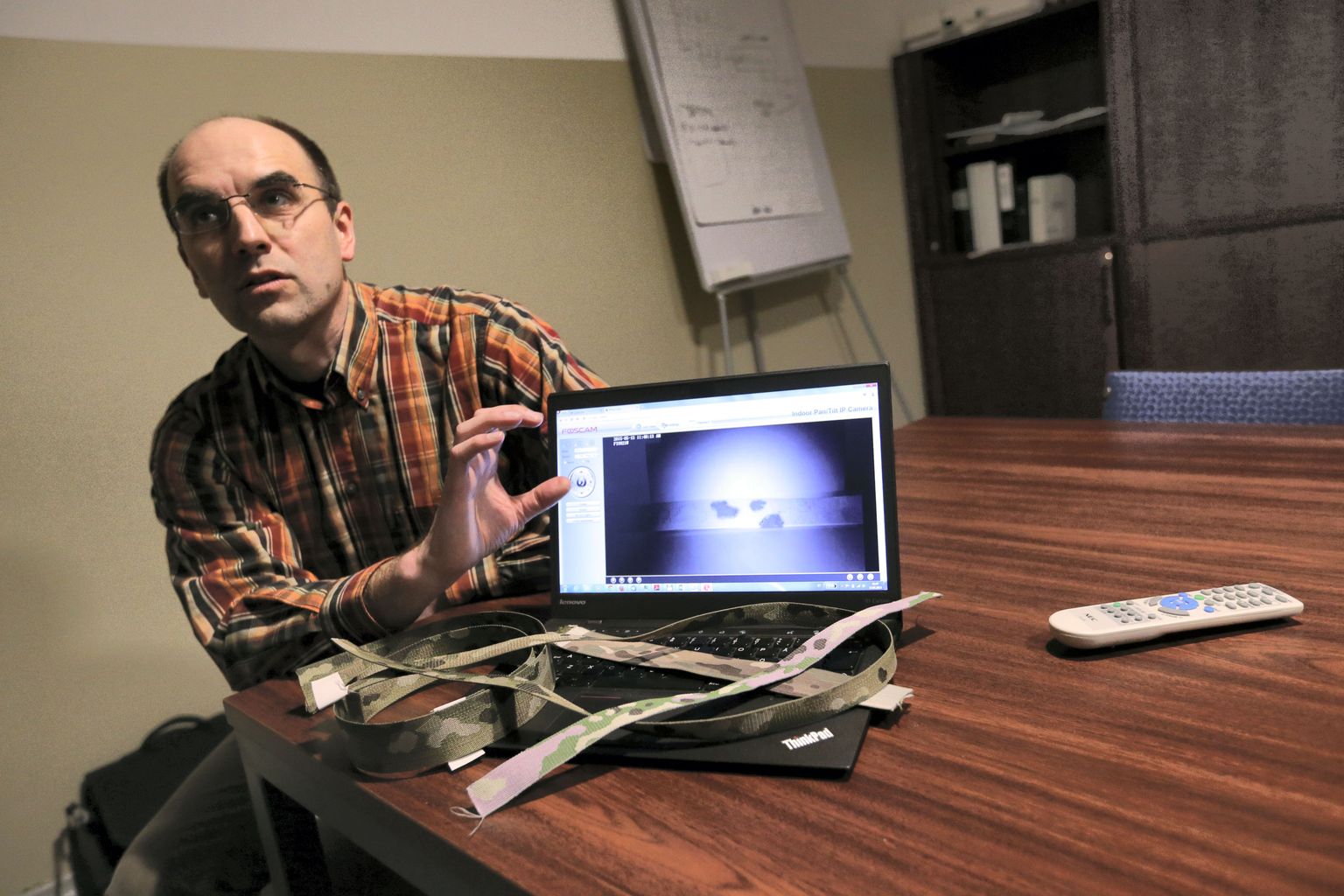 OÜ Haine Paelavabrik projektijuht, Tartu ülikooli nanostruktuuride labori vanemteadur Ilmar Kink näitas arvutis üht ülikooli teadlaste välja töötatud infrapuna-kamuflaažpaela, mis säilitab öönägemisseadme vaateväljas oma maskeeringu ja sulab keskkonnaga kokku. Tavaline kamuflaažpael paistab öönägemisseadmest nagu helkur.