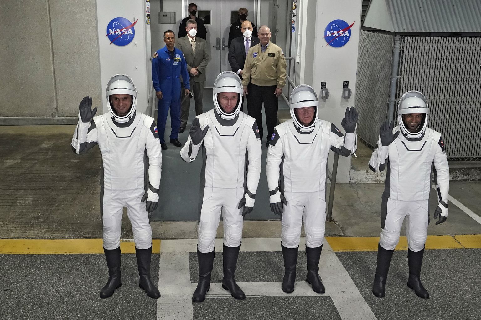 Vasakult vene kosmonaut Andrei Fedjajev, NASA stronaudid Warren Hoburg ja Stephen Bowen ja emiraatide astronaut Sultan al-Neyadi.