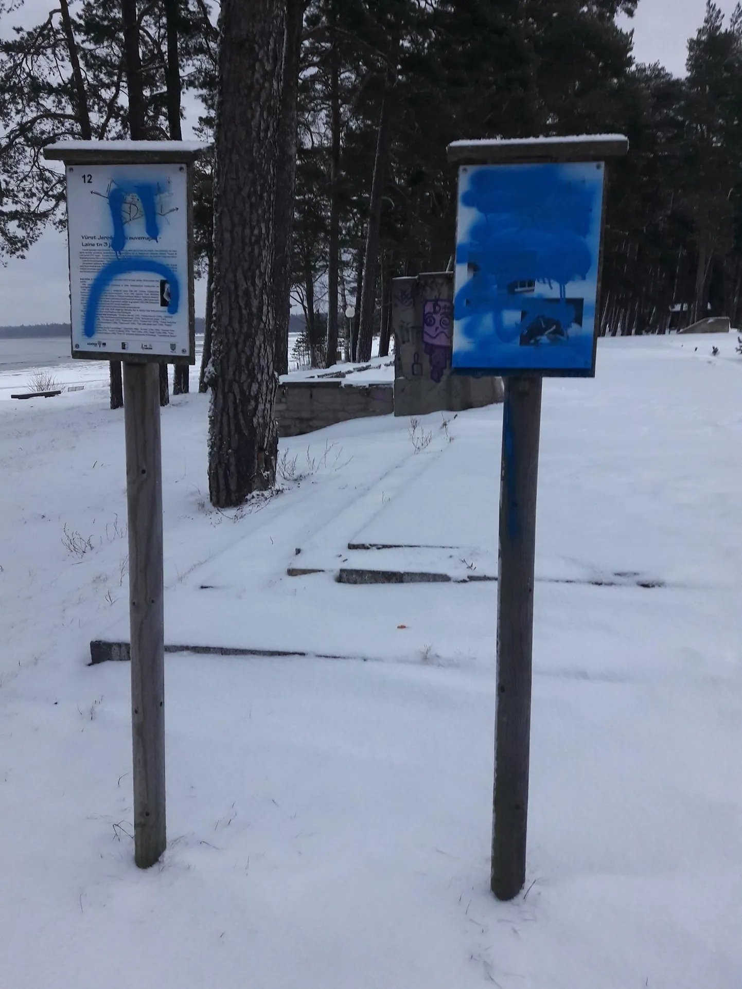 Soditud tahvlid Võsu rannas.