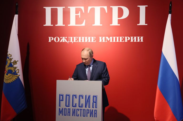 Путин на выставке в честь 350-летия со дня рождения Петра Первого, июнь 2022 года.