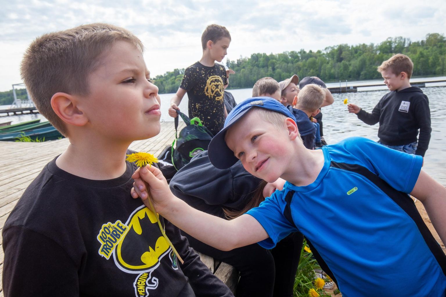 Täna on lastekaitsepäev ja Viljandi Jakobsoni kooli õpilased võtsid ette ühise matka Viljandi järve äärde, kus jagus erinevaid tegevusi nii spordiväljakutel kui töötubades. Võilille abil tehti selgeks, kui palju on sõbrad võid söönud.