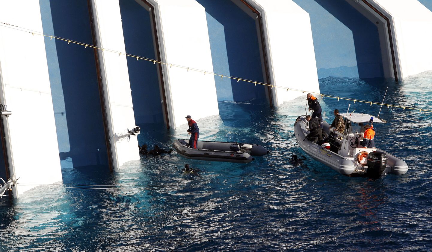Päästetööd kruiisilaeva Costa Concordia vraki juures.