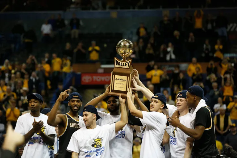 Wichita State'i meeskond tähistamas oma konverentsi finaali võitu.