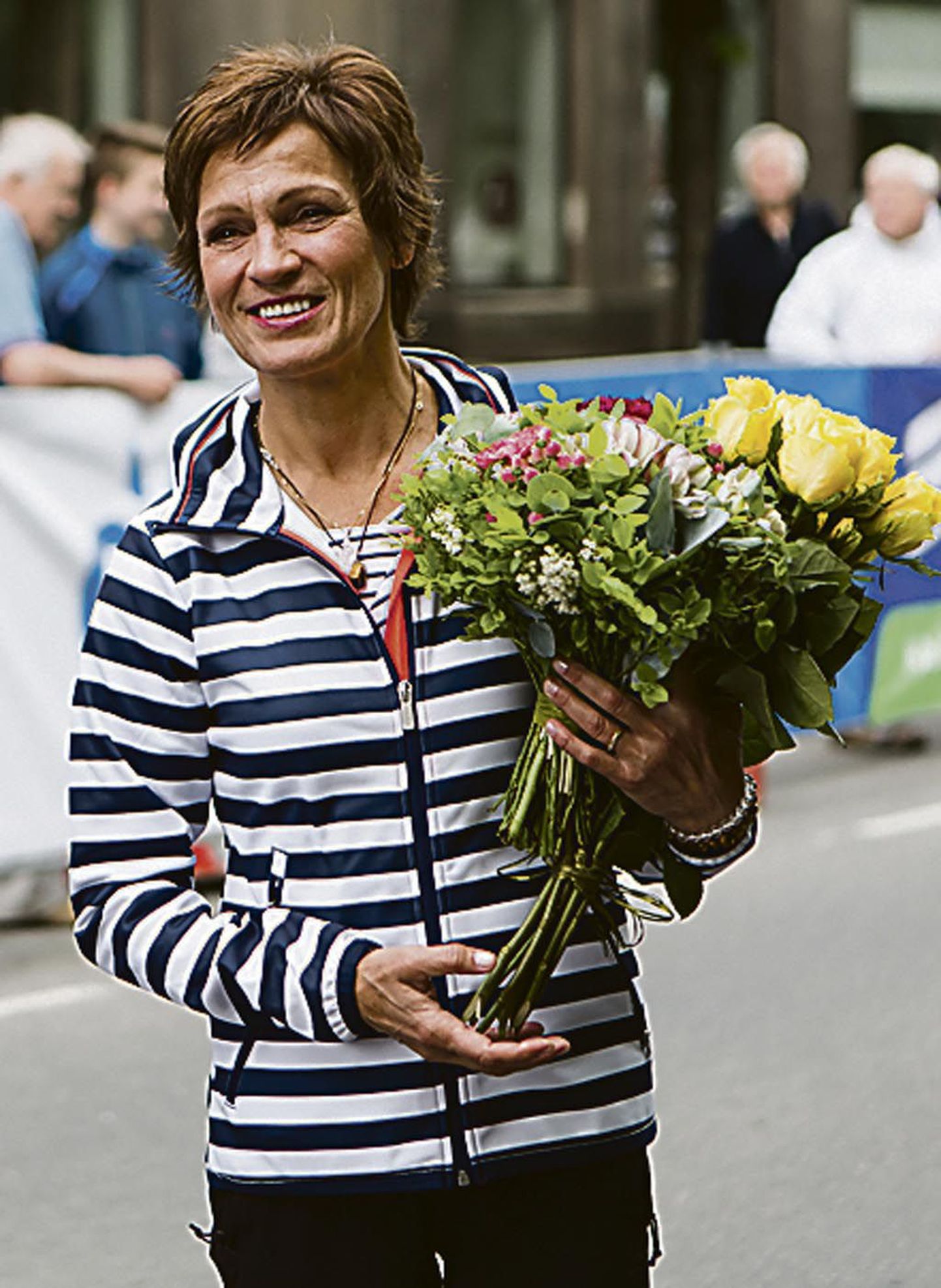 Erika Salumäe sai Pärnu linnapealt sünnipäevaks lillekimbu.
