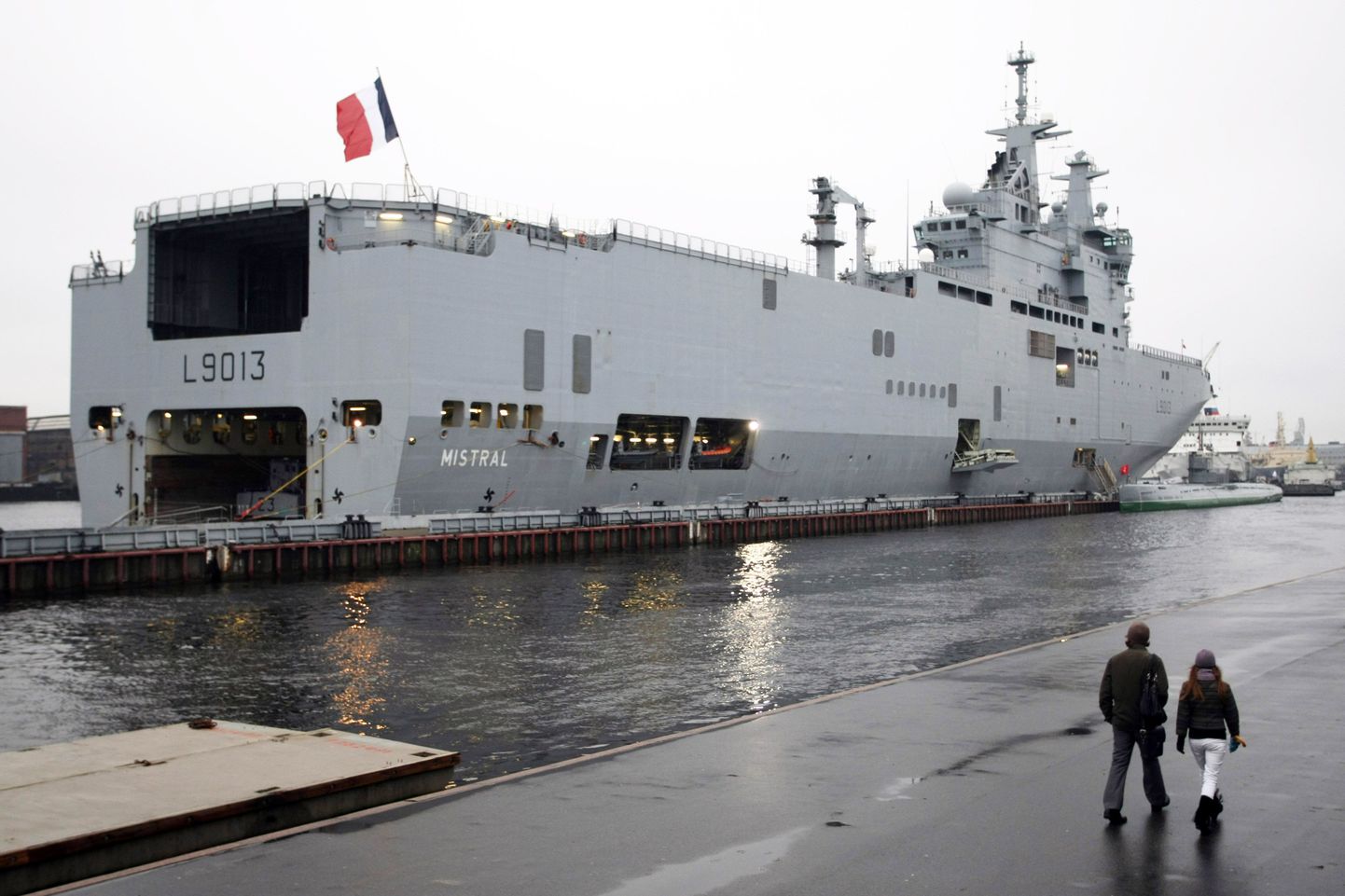 Prantsusmaa Mistral-tüüpi dessantlaev Peterburis Neeva jõel.