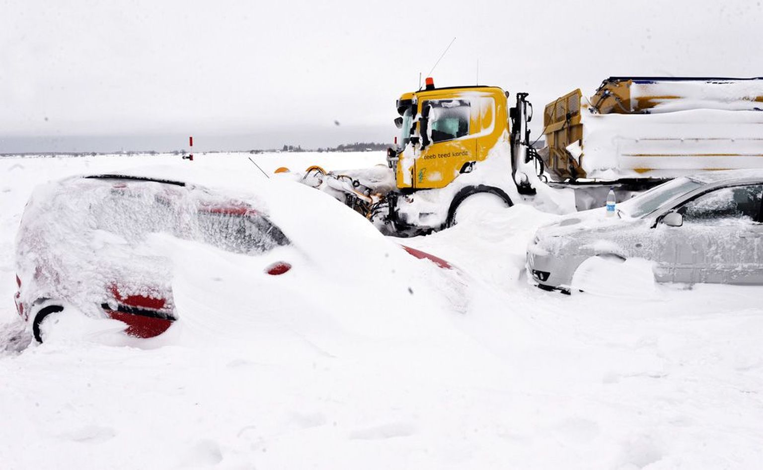 Detsembrituisud halvasid liikluse teedel, sajad autod jäid lumevangi.