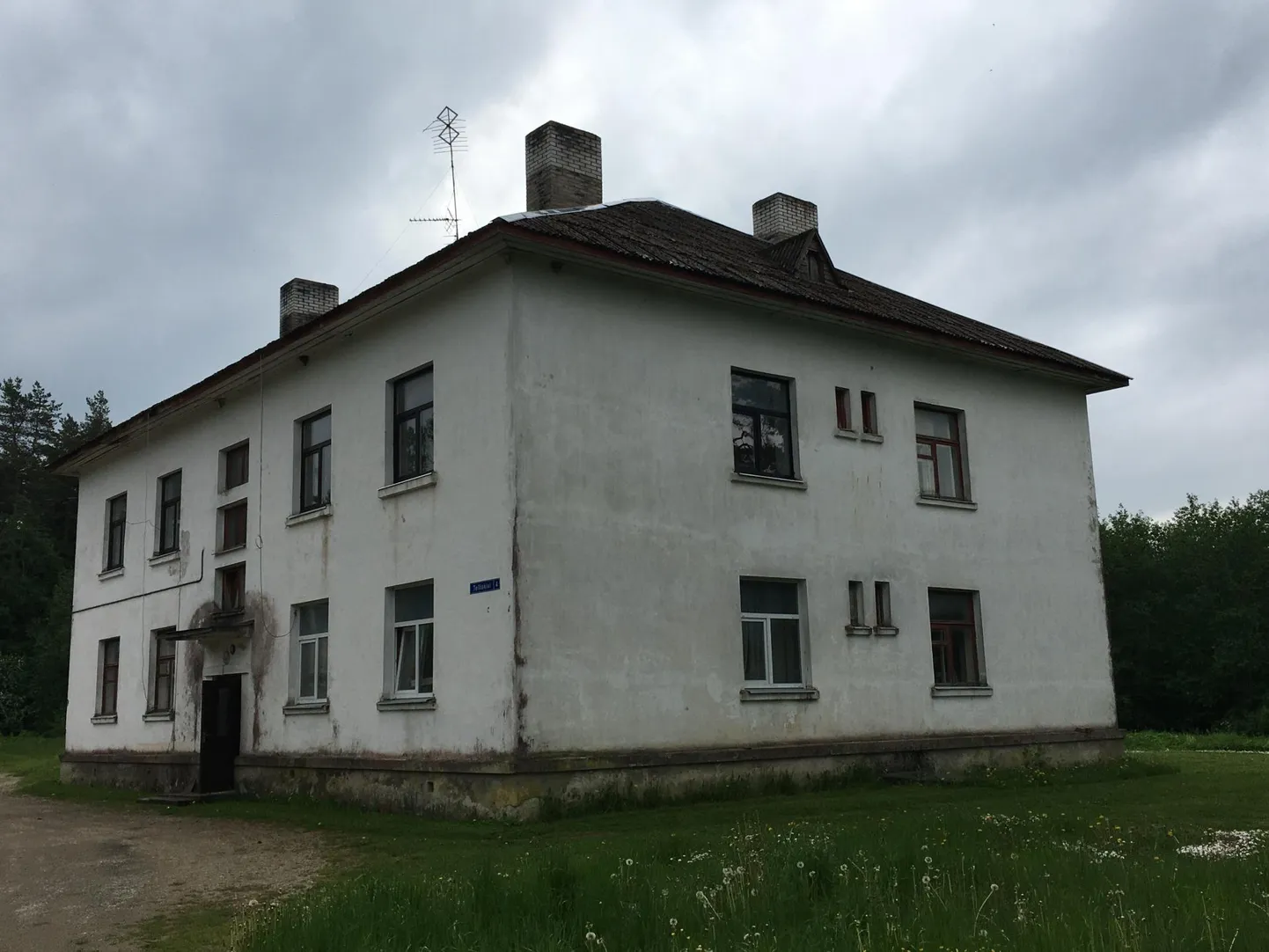 Türil Telliskivi tänavas asuv maja, mille akendesse tulistas Mikk Tarraste 12 aasta tagasi.