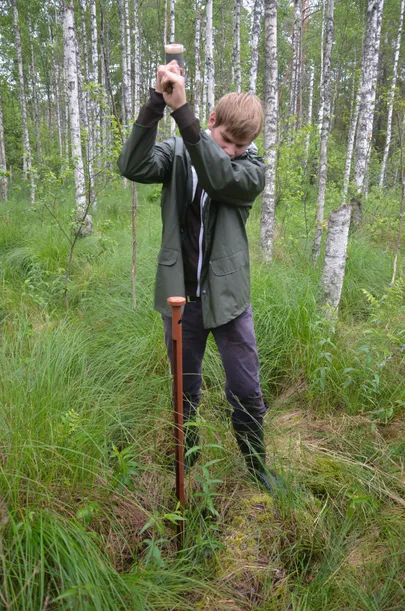 Pikne Kama välitöödel Võrumaal Hatasoos. Pärimuse järgi olevat sinna maetud inimesi, kelle oigamistki võib veel vahel kuulda.