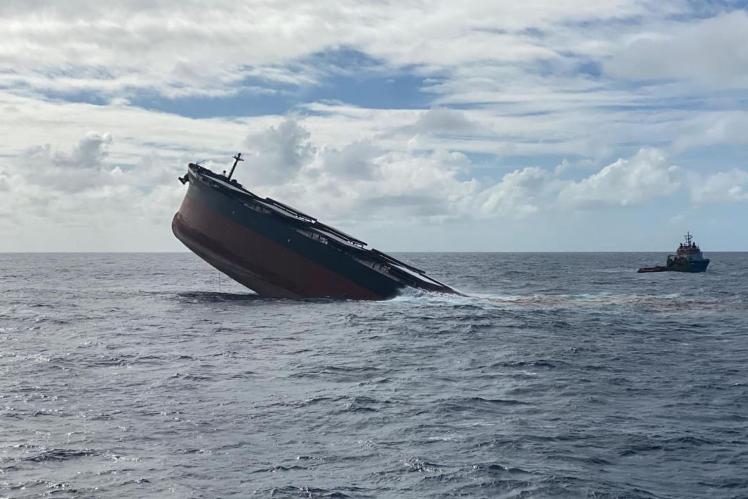 Kaubalaeva Wakashio vööriosa Mauritiuse rannameres pärast laeva karile sõitmist ja pooleks murdumist 2020. aasta augustis.