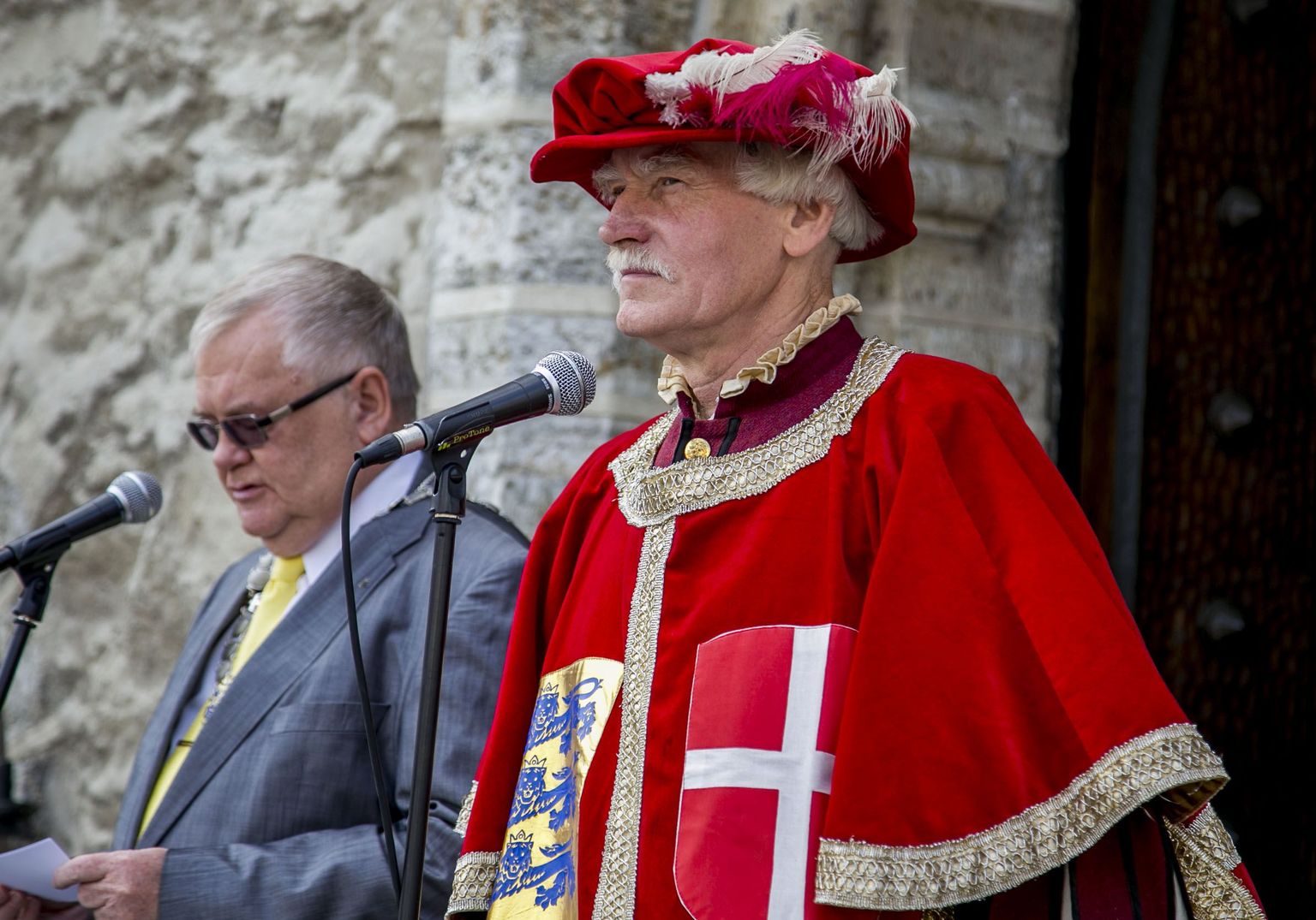 Tallinna linnapea Edgar Savisaar ja heerold Jüri Kuuskemaa kuulutasid raekoja trepilt Tallinna päeva avatuks.